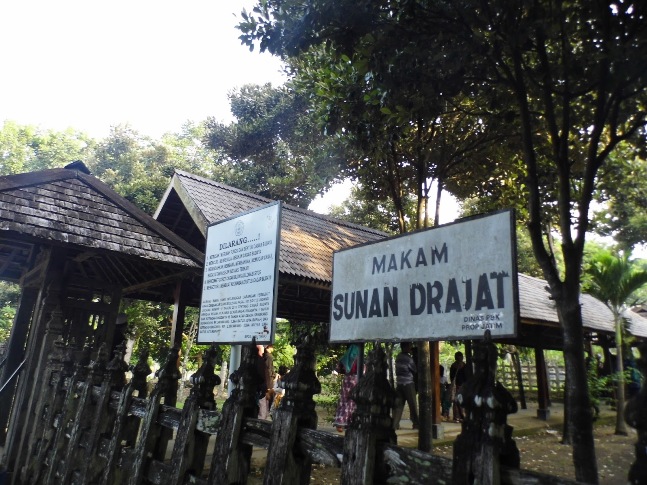 Makam Sunan Drajat via zulviarumaida, 1. Desa Sendang Duwur, 2. Waduk Gondang, 3. Goa Maharani, 4. Makam Sunan Drajat, 5. Museum Sunan Drajat, 6. Pantai Kodok, 7. Mazola (Maharani Zoo Lamongan), 8. Makam Dewi Sekardadu, 9. Masjid Sendang Duwur, 10. Wisata Bahari Lamongan, 11. Sukodadi Carnival, 12. Pantai Kutang, 13. Bendungan Babat, 14. Monumen Van Der Wijck Lamongan, 15. Pantai Brondong, 16. Gunung Pegat, 17. Pemandaian Air Panas Sendang Brumbun, 18. Alun – Alun Kota Lamongan, 19. Wisata Edukasi Gondang Outbound (WEGO) Lamongan, 20. Gunung Mas Tugu Mantup, 21. Gunung Ratu, Tempat Gajah Mada Dilahirkan!, 22. Wisata Pohon Trinil, 23. Tlogo Sadang Lamongan, 24. Plengsengan Pantai Penanjan, 25. Pantai Klayar Lamongan, 26. Museum Seni Islam Indonesia, 27. Pantai Kemantren Lamongan, 28. Soto Lamongan, 29. Nasi Boranan, 30. Bandeng Colo, 31. Wingko Babat, 32. Es Dawet Siwalan