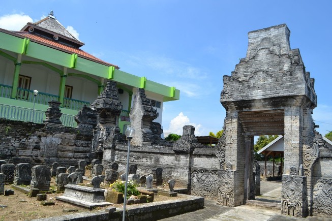 Masjid Sendang Duwur via Youtube, 1. Desa Sendang Duwur, 2. Waduk Gondang, 3. Goa Maharani, 4. Makam Sunan Drajat, 5. Museum Sunan Drajat, 6. Pantai Kodok, 7. Mazola (Maharani Zoo Lamongan), 8. Makam Dewi Sekardadu, 9. Masjid Sendang Duwur, 10. Wisata Bahari Lamongan, 11. Sukodadi Carnival, 12. Pantai Kutang, 13. Bendungan Babat, 14. Monumen Van Der Wijck Lamongan, 15. Pantai Brondong, 16. Gunung Pegat, 17. Pemandaian Air Panas Sendang Brumbun, 18. Alun – Alun Kota Lamongan, 19. Wisata Edukasi Gondang Outbound (WEGO) Lamongan, 20. Gunung Mas Tugu Mantup, 21. Gunung Ratu, Tempat Gajah Mada Dilahirkan!, 22. Wisata Pohon Trinil, 23. Tlogo Sadang Lamongan, 24. Plengsengan Pantai Penanjan, 25. Pantai Klayar Lamongan, 26. Museum Seni Islam Indonesia, 27. Pantai Kemantren Lamongan, 28. Soto Lamongan, 29. Nasi Boranan, 30. Bandeng Colo, 31. Wingko Babat, 32. Es Dawet Siwalan