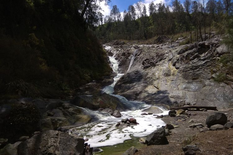 Mendaki Air Terjun di Kalipait via Kompas, 1. Kawah Ijen Bondowoso, 2. Kawah Wurung, 3. Kawah Ilalang, 4. Gunung Raung, 5. Wisata Pegunungan Hyang Bondowoso, 6. Bukit Seranding Bondowoso, 7. Puncak P28 Bondowoso, 8. Puncak Scorpio Wringin Bondowoso, 9. Bukit Putus Wringin Bondowoso, 10. Bukit Mahadewa Bondowoso, 11. Air Terjun Tancak Kembar, 12. Air Terjun Pulo Agung Bondowoso, 13. Air Terjun Blawan Bondowoso, 14. Air Terjun Solor Bondowoso, 15. Air Terjun Gentongan, 16. Air Terjun Belerang, 17. Air Terjun Polo Agung, 18. Bosamba Rafting Bondowoso, 19. Situs Megalitikum Bondowoso, 20. Tasnan Forest, 21. Pemandian Tasnan Bondowoso, 22. Perkebunan Kopi Arabika Kalisat Jampit, 23. Bendungan Sampean Baru, 24. Alun – Alun Bondowoso, 25. Museum Kereta Api Bondowoso, 26. Taman Krocok Bondowoso, 27. Taman Bunga Villa Afdeling Jampit, 28. Kebun Stroberi Afdeling Jampit, 29. Rawa Indah Almour, 30. Jembatan Gubrih, Bondowoso, 31. Batu So’on (The Stonehenge van Java), 32. Pemandangan Arak – Arak Bondowoso, 33. Taman Galuh Bondowoso, 34. Masjid Agung At – Taqwa Bondowoso, 35. Air Terjun Niagara Mini, 36. Air Terjun Busa, 37. Bukit Jabal Kirmit ala Selandia Baru, 38. Spot Foto Kece “Pohon Pelangi” di Hutan Bogor, 39. Desa Wisata Glingseran, 40. Mendaki Air Terjun di Kalipait, 41. Bukit Ko’ong, 42. Bukit Apetleppet si Bukit Berlapis