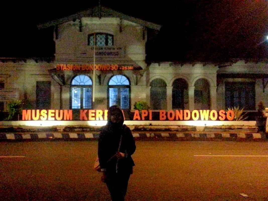 Museum Kereta Api Bondowoso via @elokrowindi_, 1. Kawah Ijen Bondowoso, 2. Kawah Wurung, 3. Kawah Ilalang, 4. Gunung Raung, 5. Wisata Pegunungan Hyang Bondowoso, 6. Bukit Seranding Bondowoso, 7. Puncak P28 Bondowoso, 8. Puncak Scorpio Wringin Bondowoso, 9. Bukit Putus Wringin Bondowoso, 10. Bukit Mahadewa Bondowoso, 11. Air Terjun Tancak Kembar, 12. Air Terjun Pulo Agung Bondowoso, 13. Air Terjun Blawan Bondowoso, 14. Air Terjun Solor Bondowoso, 15. Air Terjun Gentongan, 16. Air Terjun Belerang, 17. Air Terjun Polo Agung, 18. Bosamba Rafting Bondowoso, 19. Situs Megalitikum Bondowoso, 20. Tasnan Forest, 21. Pemandian Tasnan Bondowoso, 22. Perkebunan Kopi Arabika Kalisat Jampit, 23. Bendungan Sampean Baru, 24. Alun – Alun Bondowoso, 25. Museum Kereta Api Bondowoso, 26. Taman Krocok Bondowoso, 27. Taman Bunga Villa Afdeling Jampit, 28. Kebun Stroberi Afdeling Jampit, 29. Rawa Indah Almour, 30. Jembatan Gubrih, Bondowoso, 31. Batu So’on (The Stonehenge van Java), 32. Pemandangan Arak – Arak Bondowoso, 33. Taman Galuh Bondowoso, 34. Masjid Agung At – Taqwa Bondowoso, 35. Air Terjun Niagara Mini, 36. Air Terjun Busa, 37. Bukit Jabal Kirmit ala Selandia Baru, 38. Spot Foto Kece “Pohon Pelangi” di Hutan Bogor, 39. Desa Wisata Glingseran, 40. Mendaki Air Terjun di Kalipait, 41. Bukit Ko’ong, 42. Bukit Apetleppet si Bukit Berlapis