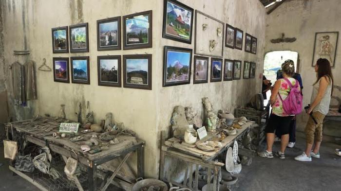 Museum Mini Sisa Hartaku, 1. Candi Prambanan, 2. Candi Ratu Boko, 3. Candi Kalasan, 4. Candi Ijo, 5. Candi Sari, 6. Desa Wisata Kaliurang, 7. Sendratari Ramayana, 8. Objek Wisata Monumen Jogja Kembali (Monjali), 9. Museum Affandi, 10. Objek Wisata Kali Kuning, 11. Museum Gunung Merapi, 12. Museum Ullen Sentalu, 13. Kinahrejo, 14. Goa Jepang, 15. Blue Lagoon Jogja, 16. Jogja Bay Waterpark, 17. Kampung Teletubbies, 18. Batu Alien Cangkringan, 19. Stonehenge Cangkringan, 20. Bukit Klangon Merapi, 21. Tebing Breksi, 22. Trans Studio Mini Jogja, 23. Tlogo Putri Kaliurang, 24. Lava Tour Merapi, 25. Lava Bantal, 26. Omah Salak Sleman, 27. Upside Down World, 28. Taman Pelangi, 29. Green Kayen, 30. Sindu Kusuma Edupark, 31. Tlogo Muncar Kaliurang, 32. Candi Banyunibo, 33. Candi Sambisari, 34. The World Landmarks Merapi Park, 35. Spot Riyadi, 36. Kids Fun Park, 37. Taman Gardu Pandang Kaliurang, 38. Agrowisata Bhumi Merapi, 39. Candi Abang, 40. Museum Mini Sisa Hartaku, 41. Candi Barong, 42. Candi Kimpulan, 43. The Lost World Castle, 44. Bunker Kaliadem Merapi, 45. Embung Tambakboyo, 46. Obelix Hills, 47. Grojogan Watu Purbo, 48. Plunyon Kalikuning, 49. Bukit Turgo, 50. Teras Merapi, 51. Omah Petroek, 52. Sabo Bronggang, 53. Watu Tapak, 54. Studio Alam Gamplong, 55. Kampung Flory, 56. Ledok Sambi, 57. Puri Mataram, 58. Jogja Exotarium, 59. Taman Lampion Kaliurang, 60. Desa Wisata Gabugan, 61. Agrowisata Salak Pondoh Bangunkerto, 62. Desa Wisata Pentingsari, 63. Desa Wisata Kembang Arum, 64. Desa Wisata Kelor, 65. Desa Wisata Pulesari, 66. Kampung Mina Padi Samberembe, 67. Alamanda Jogja Flowers Garden