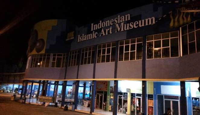 Museum Seni Islam Indonesia, 1. Desa Sendang Duwur, 2. Waduk Gondang, 3. Goa Maharani, 4. Makam Sunan Drajat, 5. Museum Sunan Drajat, 6. Pantai Kodok, 7. Mazola (Maharani Zoo Lamongan), 8. Makam Dewi Sekardadu, 9. Masjid Sendang Duwur, 10. Wisata Bahari Lamongan, 11. Sukodadi Carnival, 12. Pantai Kutang, 13. Bendungan Babat, 14. Monumen Van Der Wijck Lamongan, 15. Pantai Brondong, 16. Gunung Pegat, 17. Pemandaian Air Panas Sendang Brumbun, 18. Alun – Alun Kota Lamongan, 19. Wisata Edukasi Gondang Outbound (WEGO) Lamongan, 20. Gunung Mas Tugu Mantup, 21. Gunung Ratu, Tempat Gajah Mada Dilahirkan!, 22. Wisata Pohon Trinil, 23. Tlogo Sadang Lamongan, 24. Plengsengan Pantai Penanjan, 25. Pantai Klayar Lamongan, 26. Museum Seni Islam Indonesia, 27. Pantai Kemantren Lamongan, 28. Soto Lamongan, 29. Nasi Boranan, 30. Bandeng Colo, 31. Wingko Babat, 32. Es Dawet Siwalan