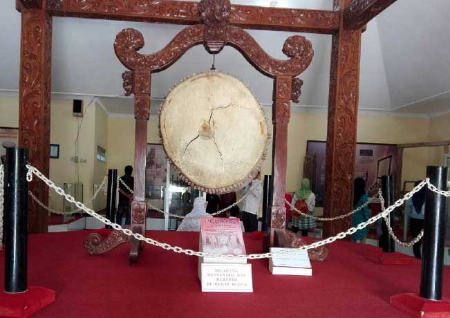 Museum Sunan Drajat via @yunisiswandiati, 1. Desa Sendang Duwur, 2. Waduk Gondang, 3. Goa Maharani, 4. Makam Sunan Drajat, 5. Museum Sunan Drajat, 6. Pantai Kodok, 7. Mazola (Maharani Zoo Lamongan), 8. Makam Dewi Sekardadu, 9. Masjid Sendang Duwur, 10. Wisata Bahari Lamongan, 11. Sukodadi Carnival, 12. Pantai Kutang, 13. Bendungan Babat, 14. Monumen Van Der Wijck Lamongan, 15. Pantai Brondong, 16. Gunung Pegat, 17. Pemandaian Air Panas Sendang Brumbun, 18. Alun – Alun Kota Lamongan, 19. Wisata Edukasi Gondang Outbound (WEGO) Lamongan, 20. Gunung Mas Tugu Mantup, 21. Gunung Ratu, Tempat Gajah Mada Dilahirkan!, 22. Wisata Pohon Trinil, 23. Tlogo Sadang Lamongan, 24. Plengsengan Pantai Penanjan, 25. Pantai Klayar Lamongan, 26. Museum Seni Islam Indonesia, 27. Pantai Kemantren Lamongan, 28. Soto Lamongan, 29. Nasi Boranan, 30. Bandeng Colo, 31. Wingko Babat, 32. Es Dawet Siwalan