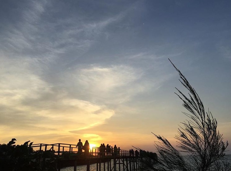 Pantai Kutang via @zakiyahmuhaimin, 1. Desa Sendang Duwur, 2. Waduk Gondang, 3. Goa Maharani, 4. Makam Sunan Drajat, 5. Museum Sunan Drajat, 6. Pantai Kodok, 7. Mazola (Maharani Zoo Lamongan), 8. Makam Dewi Sekardadu, 9. Masjid Sendang Duwur, 10. Wisata Bahari Lamongan, 11. Sukodadi Carnival, 12. Pantai Kutang, 13. Bendungan Babat, 14. Monumen Van Der Wijck Lamongan, 15. Pantai Brondong, 16. Gunung Pegat, 17. Pemandaian Air Panas Sendang Brumbun, 18. Alun – Alun Kota Lamongan, 19. Wisata Edukasi Gondang Outbound (WEGO) Lamongan, 20. Gunung Mas Tugu Mantup, 21. Gunung Ratu, Tempat Gajah Mada Dilahirkan!, 22. Wisata Pohon Trinil, 23. Tlogo Sadang Lamongan, 24. Plengsengan Pantai Penanjan, 25. Pantai Klayar Lamongan, 26. Museum Seni Islam Indonesia, 27. Pantai Kemantren Lamongan, 28. Soto Lamongan, 29. Nasi Boranan, 30. Bandeng Colo, 31. Wingko Babat, 32. Es Dawet Siwalan