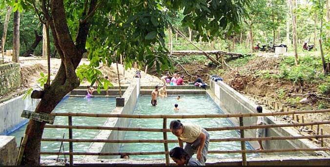 Pemandaian Air Panas Sendang Brumbun via trinitar, 1. Desa Sendang Duwur, 2. Waduk Gondang, 3. Goa Maharani, 4. Makam Sunan Drajat, 5. Museum Sunan Drajat, 6. Pantai Kodok, 7. Mazola (Maharani Zoo Lamongan), 8. Makam Dewi Sekardadu, 9. Masjid Sendang Duwur, 10. Wisata Bahari Lamongan, 11. Sukodadi Carnival, 12. Pantai Kutang, 13. Bendungan Babat, 14. Monumen Van Der Wijck Lamongan, 15. Pantai Brondong, 16. Gunung Pegat, 17. Pemandaian Air Panas Sendang Brumbun, 18. Alun – Alun Kota Lamongan, 19. Wisata Edukasi Gondang Outbound (WEGO) Lamongan, 20. Gunung Mas Tugu Mantup, 21. Gunung Ratu, Tempat Gajah Mada Dilahirkan!, 22. Wisata Pohon Trinil, 23. Tlogo Sadang Lamongan, 24. Plengsengan Pantai Penanjan, 25. Pantai Klayar Lamongan, 26. Museum Seni Islam Indonesia, 27. Pantai Kemantren Lamongan, 28. Soto Lamongan, 29. Nasi Boranan, 30. Bandeng Colo, 31. Wingko Babat, 32. Es Dawet Siwalan