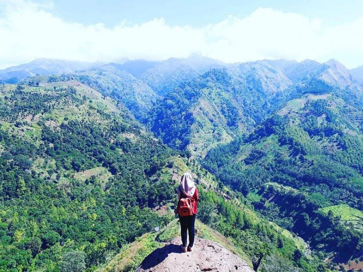 Puncak P28 Bondowoso via @fifidwis, 1. Kawah Ijen Bondowoso, 2. Kawah Wurung, 3. Kawah Ilalang, 4. Gunung Raung, 5. Wisata Pegunungan Hyang Bondowoso, 6. Bukit Seranding Bondowoso, 7. Puncak P28 Bondowoso, 8. Puncak Scorpio Wringin Bondowoso, 9. Bukit Putus Wringin Bondowoso, 10. Bukit Mahadewa Bondowoso, 11. Air Terjun Tancak Kembar, 12. Air Terjun Pulo Agung Bondowoso, 13. Air Terjun Blawan Bondowoso, 14. Air Terjun Solor Bondowoso, 15. Air Terjun Gentongan, 16. Air Terjun Belerang, 17. Air Terjun Polo Agung, 18. Bosamba Rafting Bondowoso, 19. Situs Megalitikum Bondowoso, 20. Tasnan Forest, 21. Pemandian Tasnan Bondowoso, 22. Perkebunan Kopi Arabika Kalisat Jampit, 23. Bendungan Sampean Baru, 24. Alun – Alun Bondowoso, 25. Museum Kereta Api Bondowoso, 26. Taman Krocok Bondowoso, 27. Taman Bunga Villa Afdeling Jampit, 28. Kebun Stroberi Afdeling Jampit, 29. Rawa Indah Almour, 30. Jembatan Gubrih, Bondowoso, 31. Batu So’on (The Stonehenge van Java), 32. Pemandangan Arak – Arak Bondowoso, 33. Taman Galuh Bondowoso, 34. Masjid Agung At – Taqwa Bondowoso, 35. Air Terjun Niagara Mini, 36. Air Terjun Busa, 37. Bukit Jabal Kirmit ala Selandia Baru, 38. Spot Foto Kece “Pohon Pelangi” di Hutan Bogor, 39. Desa Wisata Glingseran, 40. Mendaki Air Terjun di Kalipait, 41. Bukit Ko’ong, 42. Bukit Apetleppet si Bukit Berlapis