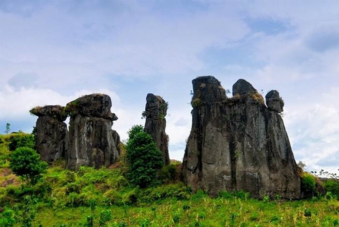 Situs Megalitikum Bondowoso via Nationalgeographic, 1. Kawah Ijen Bondowoso, 2. Kawah Wurung, 3. Kawah Ilalang, 4. Gunung Raung, 5. Wisata Pegunungan Hyang Bondowoso, 6. Bukit Seranding Bondowoso, 7. Puncak P28 Bondowoso, 8. Puncak Scorpio Wringin Bondowoso, 9. Bukit Putus Wringin Bondowoso, 10. Bukit Mahadewa Bondowoso, 11. Air Terjun Tancak Kembar, 12. Air Terjun Pulo Agung Bondowoso, 13. Air Terjun Blawan Bondowoso, 14. Air Terjun Solor Bondowoso, 15. Air Terjun Gentongan, 16. Air Terjun Belerang, 17. Air Terjun Polo Agung, 18. Bosamba Rafting Bondowoso, 19. Situs Megalitikum Bondowoso, 20. Tasnan Forest, 21. Pemandian Tasnan Bondowoso, 22. Perkebunan Kopi Arabika Kalisat Jampit, 23. Bendungan Sampean Baru, 24. Alun – Alun Bondowoso, 25. Museum Kereta Api Bondowoso, 26. Taman Krocok Bondowoso, 27. Taman Bunga Villa Afdeling Jampit, 28. Kebun Stroberi Afdeling Jampit, 29. Rawa Indah Almour, 30. Jembatan Gubrih, Bondowoso, 31. Batu So’on (The Stonehenge van Java), 32. Pemandangan Arak – Arak Bondowoso, 33. Taman Galuh Bondowoso, 34. Masjid Agung At – Taqwa Bondowoso, 35. Air Terjun Niagara Mini, 36. Air Terjun Busa, 37. Bukit Jabal Kirmit ala Selandia Baru, 38. Spot Foto Kece “Pohon Pelangi” di Hutan Bogor, 39. Desa Wisata Glingseran, 40. Mendaki Air Terjun di Kalipait, 41. Bukit Ko’ong, 42. Bukit Apetleppet si Bukit Berlapis