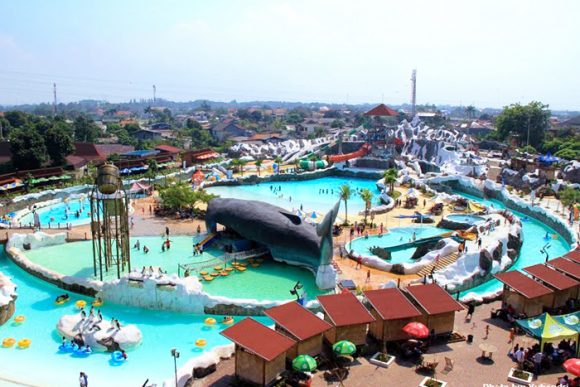 Snowbay Waterpark via Pointo - Ide Liburan Seru di Jakarta, 1. Mari mulai dari yang gratisan, yaitu mengikuti tour keliling Jakarta secara gratis!, 2. Mencari harta karun di berbagai pasar di Jakarta, 3. Jika sudah bosan melihat ‘Indonesia’ dari kereta gantung, saatnya menambah wawasan dengan mengunjungi berbagai museum di Taman Mini Indonesia Indah (TMII), 4. Menghabiskan waktu menanti senja di Waduk Pluit. Kalian akan takjub melihat tempat ini sekarang!, 5. Lepaskan penatmu dengan menghirup udara segar di berbagai taman kota yang semakin cantik saja, 6. Lihat Sisi Lain Kota Jakarta dengan Menyusuri Berbagai Kampung Deret-nya yang Keren, 7. Atau Kalian Bisa Melihat Sisi Lain Kota Jakarta Melalui Kampung Percontohan Banjarsari, 8. Mengelilingi Jakarta dengan menggunakan Trans Jakarta a.k.a busway, 9. Atau, Cobalah Melihat Jalanan Jakarta dari Sudut Pandang yang Berbeda. Misalnya Saja Dari Tingkat 2 Bus Tingkat Jakarta City Tour Bus, 10. Kalian Mungkin Tahu Jika Kepulauan Seribu Termasuk dalam Wilayah Jakarta. Tapi, Sudah Pernah Kesana Belum?, 11. Bersenang-senang di car free day: bersepeda, main sepatu roda, atau sekedar ngecengin mereka yang tengah beraktifitas di car free day, 12. Saat Monas Dirasa Sudah Terlalu Imut Untuk Menikmati Jakarta di Ketinggian, Saatnya Untuk Main ke SKYE. Kalian Dapat Melihat Seperti Apa Jakarta dari Ketinggian ±230 Meter!, 13. Jika Udara Jakarta Terlalu Panas Untuk Kalian, Dinginkan Tubuh dengan Menggila di Berbagai Waterboom yang Ada di Berbagai Pelosok Jakarta, 14. Melihat Serunya Air Mancur Menari di Baywalk, Sambil Menikmati Pemandangan Jakarta’s Waterfront, 15. Buktikan Kalimat “Nenek Moyangku Seorang Pelaut” dengan Melihat Langsung Kesibukan di Pelabuhan Sunda Kelapa, 16. Berburu Jejak Rumah Artis di Kawasan Pondok Indah, 17. Akhiri Hari Dengan Mencicipi Es Krim Tertua di Jakarta