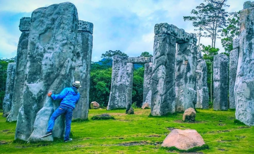 Stonehenge Cangkringan via @triheruwiyono_, 1. Puncak Segoro, 2. HeHa Sky View, 3. Langlang Buana, 5. Pantai Ngrawe, 6. Kalinampu Natural Park, 7. Romantic Garden, 8. Puncak Sosok, 9. Rumah Hobbit Jogja, 10. Green Villaage Gedangsari menawarkan view ala Selandia Baru, 11. Gurun Sahara-nya Jogja ya Gumuk Pasir Parangkusumo, 12. Menyapa Batu-batu raksasa khas Kesohoran Monumen Stonehenge di Stonehenge Cangkringan, 13. Foto-foto kece dengan landscape landmark dunia di Merapi Park, 14. Mengakrabi bangunan klasik nan megah  ala Benteng Takeshi di The Lost World Castle, 15. Air Terjun Lepo, 16. Soragan Castle, 17. Rumah Paris Jogja