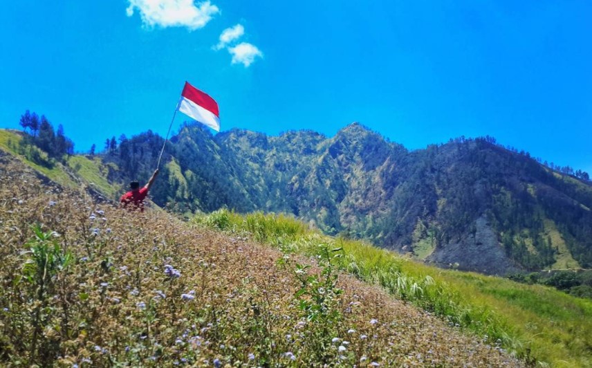 Taman Galuh via @heri_milanisti, 1. Kawah Ijen Bondowoso, 2. Kawah Wurung, 3. Kawah Ilalang, 4. Gunung Raung, 5. Wisata Pegunungan Hyang Bondowoso, 6. Bukit Seranding Bondowoso, 7. Puncak P28 Bondowoso, 8. Puncak Scorpio Wringin Bondowoso, 9. Bukit Putus Wringin Bondowoso, 10. Bukit Mahadewa Bondowoso, 11. Air Terjun Tancak Kembar, 12. Air Terjun Pulo Agung Bondowoso, 13. Air Terjun Blawan Bondowoso, 14. Air Terjun Solor Bondowoso, 15. Air Terjun Gentongan, 16. Air Terjun Belerang, 17. Air Terjun Polo Agung, 18. Bosamba Rafting Bondowoso, 19. Situs Megalitikum Bondowoso, 20. Tasnan Forest, 21. Pemandian Tasnan Bondowoso, 22. Perkebunan Kopi Arabika Kalisat Jampit, 23. Bendungan Sampean Baru, 24. Alun – Alun Bondowoso, 25. Museum Kereta Api Bondowoso, 26. Taman Krocok Bondowoso, 27. Taman Bunga Villa Afdeling Jampit, 28. Kebun Stroberi Afdeling Jampit, 29. Rawa Indah Almour, 30. Jembatan Gubrih, Bondowoso, 31. Batu So’on (The Stonehenge van Java), 32. Pemandangan Arak – Arak Bondowoso, 33. Taman Galuh Bondowoso, 34. Masjid Agung At – Taqwa Bondowoso, 35. Air Terjun Niagara Mini, 36. Air Terjun Busa, 37. Bukit Jabal Kirmit ala Selandia Baru, 38. Spot Foto Kece “Pohon Pelangi” di Hutan Bogor, 39. Desa Wisata Glingseran, 40. Mendaki Air Terjun di Kalipait, 41. Bukit Ko’ong, 42. Bukit Apetleppet si Bukit Berlapis