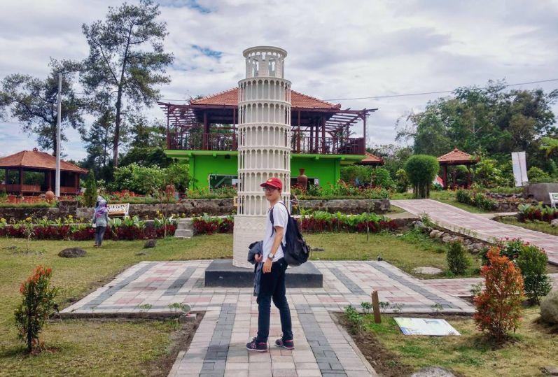 The World Landmarks Merapi Park via @toobangadoo, 1. Puncak Segoro, 2. HeHa Sky View, 3. Langlang Buana, 5. Pantai Ngrawe, 6. Kalinampu Natural Park, 7. Romantic Garden, 8. Puncak Sosok, 9. Rumah Hobbit Jogja, 10. Green Villaage Gedangsari menawarkan view ala Selandia Baru, 11. Gurun Sahara-nya Jogja ya Gumuk Pasir Parangkusumo, 12. Menyapa Batu-batu raksasa khas Kesohoran Monumen Stonehenge di Stonehenge Cangkringan, 13. Foto-foto kece dengan landscape landmark dunia di Merapi Park, 14. Mengakrabi bangunan klasik nan megah  ala Benteng Takeshi di The Lost World Castle, 15. Air Terjun Lepo, 16. Soragan Castle, 17. Rumah Paris Jogja