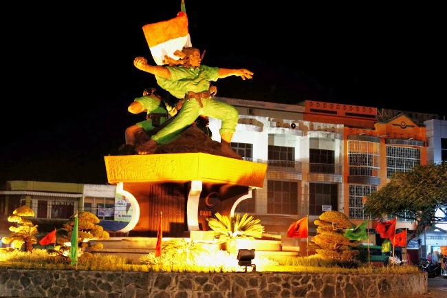 Tugu Perjuangan 1945 via Pesonaalamsumaterautara, 1. Wisata Jona Garden, 2. BIESTRO INDONESIA ( Taman Berkuda dan Memanah Binjai ), 3. Sawah Lukis, 4. Kolam Abadi Langkat, 5. Air Terjun Siluman Namo Belanga, 6. Namu Sira – Sira, 7. Pantai Florida / Pemandian Air Namu Ukur, 8. Kampung Kuliner Binjai, 9. Pasar Kaget Binjai, 10. Taman Merdeka Kota Binjai, 11. Arung Jeram Sungai Bingei, 12. Taman Selfie, 13. Taman Balita Kota Binjai, 14. Stasiun Binjai, 15. Taman Remaja Binjai, 16. Taman Edukasi Binjai, 17. Masjid Raya Binjai, 18. Belanja di Binjai Super Mall, 19. Kolam Renang Qitaro, 20. Taman RTH Dewi Sri, 21. Shri Raja Rajesvari Amman Padang Cermin Koil, 22. Pantai SB, 23. Titik Nol Kota Binjai, 24. Kolam Renang Tirta Raerim, 25. Kuil Shri Mariamman, 26. Kolam Renang Licia, 27. Kolam Renang Dendang Tirta, 28. Brahrang Asri Swimming Pool, 29. Kolam Renang Tirta Mulia, 30. Masjid Agung Binjai, 31. Tugu Perjuangan 1945, 33. Rumah Makan Irian Binjai