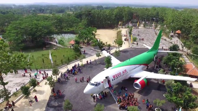 Wisata Edukasi Gondang Outbond (WEGO) Lamongan via Waisatadaily, 1. Desa Sendang Duwur, 2. Waduk Gondang, 3. Goa Maharani, 4. Makam Sunan Drajat, 5. Museum Sunan Drajat, 6. Pantai Kodok, 7. Mazola (Maharani Zoo Lamongan), 8. Makam Dewi Sekardadu, 9. Masjid Sendang Duwur, 10. Wisata Bahari Lamongan, 11. Sukodadi Carnival, 12. Pantai Kutang, 13. Bendungan Babat, 14. Monumen Van Der Wijck Lamongan, 15. Pantai Brondong, 16. Gunung Pegat, 17. Pemandaian Air Panas Sendang Brumbun, 18. Alun – Alun Kota Lamongan, 19. Wisata Edukasi Gondang Outbound (WEGO) Lamongan, 20. Gunung Mas Tugu Mantup, 21. Gunung Ratu, Tempat Gajah Mada Dilahirkan!, 22. Wisata Pohon Trinil, 23. Tlogo Sadang Lamongan, 24. Plengsengan Pantai Penanjan, 25. Pantai Klayar Lamongan, 26. Museum Seni Islam Indonesia, 27. Pantai Kemantren Lamongan, 28. Soto Lamongan, 29. Nasi Boranan, 30. Bandeng Colo, 31. Wingko Babat, 32. Es Dawet Siwalan