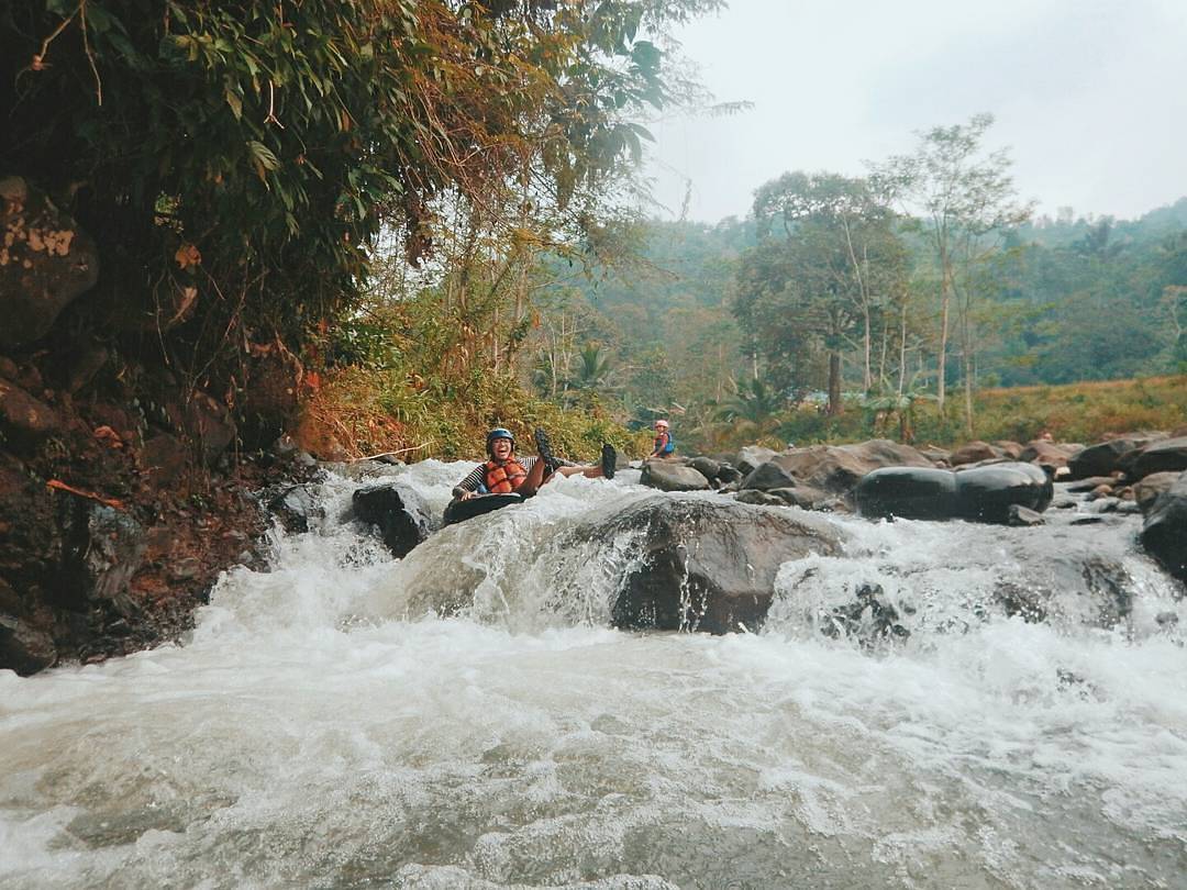 Arung Jeram Tubing Cikalumpang via@sigit_sugiyono, 1. Taman Wisata MBS, 2. Aqualand Serang, 3. Pantai Cibereum Anyer, 4. Pantai Marbella Anyer, 5. Pantai Sambolo, 6. Pantai Anyer, 7. Rumah Hutan Cilowong, 8. Pulau Lima, 9. Napak Tilas Kerajaan Islam di Serang Banten, 10. Pantai Marina Anyer, 11. Pantai Florida Indah Anyer, 12. Pantai Jambu, 13. Pantai Karang Bolong, 14. Pulau Tunda, 15. Curug Leuwibumi, 16. Situ Rawa Arum, 17. Pulau Sangiang, 18. Pantai Lontar, 19. Vihara Avalokitesvara, 20. Wisata Agro Bukit Waruwangi, 21. Pantai Labuan, 22. Danau Rowa Dano, 23. Cagar Alam Pulau Dua, 24. Danau Tasikardi, 25. Hutan Kayu Putih Kragilan, 26. Gunung Pinang, 27. Masjid Tanpa Kubah, Masjid Pecinan Tinggi, 28. Danau Kaolin Bekas Tambang Pasir Ciomas, 29. Arung Jeram Tubing Cikalumpang, 30. Pemandian Cirahab – Curug Goong, 31. Curug Cigumawang, 32. Curug Leuwi Tomo, 33. Benteng Speelwijk, 34. Alun-alun Barat Kota Serang Banten, 35. Pantai Gopek Karangantu, 36. Kerkhoff, 37. Situs Banten Girang, 38. Museum Negeri Banten, 39. Taman Rekreasi Wulandira, 40. Curug Cikotak, 41. Curug Sawer, 42. Masjid Agung Banten, 42. Pos Pengamatan Gunungapi Krakatau (Pasauran), 44. Goa Cilayang, 45. Curug Betung