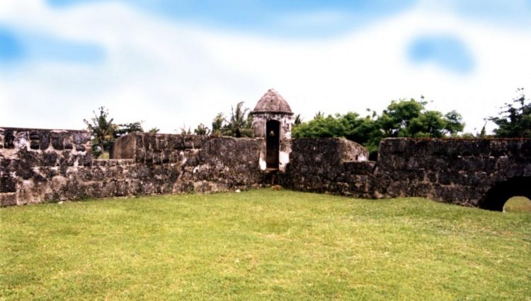 Benteng Speelwijk via Sportourims, 1. Tempat Wisata Populer Pantai Anyer di Banten, 2. Tempat Wisata Keluarga Pantai Tanjung Lesung di Banten, 3. Objek Wisata Menantang Gunung Krakatau di Banten, 4. Tempat Wisata Seru ke Kampung Baduy di Banten, 5. Destinasi Wisata Pantai Sawarna di Banten, 6. Obyek Wisata Pulau Umang di Banten, 7. Tempat Wisata Menantang Arung Jeram Sungai Ciberang di Banten, 8. Objek Wisata Religi Masjid Agung Banten, 9. Liburan Seru ke Pulau Dua / Pulau Burung di Banten, 10. Tempat Wisata Alam Rawa Dano di Banten, 11. Tempat Wisata Keluarga Pantai Bagedur di Banten, 12. Berwisata ke Danau Tasikardi di Banten, 13. Destinasi Wisata Pulau Sangiang di Banten, 14. Tempat Wisata Paling Terkenal Pantai Carita di Banten, 15. Tempat Wisata Unik Pantai Karang Bolong di Banten, 16. Objek Wisata Taman Nasional Ujung Kulon di Banten, 17. Objek Wisata Pantai Ciputih di Pandeglang Banten, 18. Tempat Wisata Pantai Cihara Lebak Banten, 19. Objek Wisata Pantai dan Pelabuhan Merak di Banten, 20. Tempat Wisata Pantai Karang Taraje di Banten, 21. Objek Wisata Pantai Karangsongsong Cibobos di Banten, 22. Destinasi Wisata Pantai Mabak di Banten, 23. Tujuan Wisata Alam Air Terjun Cihear di Banten, 24. Objek Wisata Air Terjun Gendang di Banten, 25. Objek Wisata Air Terjun Curug Putri di Banten, 26. Objek Wisata Pemandian Air Panas Cisolong di Banten, 27. Wahana Bermain Water World Citra Raya di Tangerang Banten, 28. Wisata Pemandian Cikoromoy di Banten, 29. Destinasi Wisata Pulau Cangkir di Tangerang, 30. Objek Wisata Situ Cipondoh di Tangerang, 31. Liburan Seru ke Marcopolo Water Adventure di Tangerang, 32. Tempat Wisata Keluarga Ocean Park Water Adventure di Tangerang Selatan, 33. Objek Wisata Taman Buaya Tanjung Pasir di Tangerang, 34. Gunung Pinang, 35. Istana Surosowan, 36. Pantai Sambolo, 37. Benteng Speelwijk, 38. Curug Bumi, 39. Hutan Kayu Putih Kragilan, 40. Situ Rawa Arum, 41. Pulau Lima, 42. Monumen Lengkong, 43. CAS Water Park Pandeglang, 44. Kota Kuno Banten, 45. Kandank Jurank Doank, 46. Pulau Peucang, 47. Curug Betung, 48. Pantai Cibeureum, 49. Pantai Marina, 50. Pantai Pasir Putih Florida, 51. Pantai Jambu, 52. Pulau Panaitan, 53. Telaga Biru Cigaru, 54. Tebing Koja Kandang Godzilla, 55. Pantai Tanjung Burung, 56. Museum Benteng Heritage, 57. Dermaga TPI Tanjung Pasir, 58. Masjid Kali Pasir, 59. Keramat Solear, 60. Kelenteng Tjo Soe Kong, 61. Kelenteng Sampo Tay Jin, 62. Kelenteng Boen San Bio, 63. Kelenteng Boen Hay Bio, 64. Jembatan Pelengkung