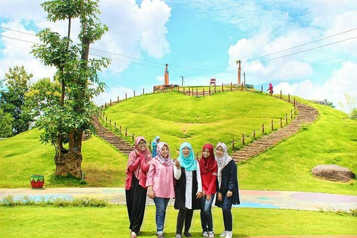 Bukit Cinta Pamekasan via @erlitapresiandari, 1. Pantai Slopeng, 2. Pantai Camplong, 3. Makam Aer Mata, 4. Tirta Sumekar Indah, 5. Bukit Cinta, 6. Bukit Kapur Jaddih, 7. Jembatan Suramadu, 8. Pantai Batu Kerbuy, 9. Pantai Ponjuk Timur, 10. Air Terjun Toroan Madura, 11. Pantai Nepa Sampang, 12. Pantai Sambilangan, 13. Air Terjun Kokop, 14. Pantai Talang Siring, 15. Bukit Arosbaya, 16. Bukit Waru, 17. Gili Labak