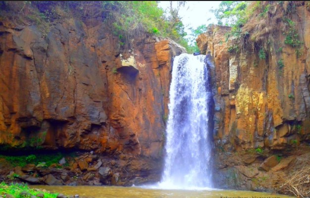 Curug Botoh via @zaenalmuin, 1. Pantai Ujung Negoro Batang, 2. Pantai Celong, 3. Pantai Jodo Gringsing Batang, 4. Pantai Sigandu Batang – Safari Beach Jateng, 5. Kebun Teh Pagilaran Batang, 6. Curug Sijeglong, 7. Curug Agung Batang, 8. Curug Bidadari, 9. Curug Sodong, 10. Curug Genting Blado, 11. Rivertubing di Kali Lampir, 12. Telaga Dringo Batang, 13. Pemandian Air Panas Sangu Banyu, 14. Agrowisata Salak Sodong Batang, 15. Taman Budaya dan Rekreasi Kramat, 16. Batang Dolphin Center, 17. Ecopark Bandar, 18. Desa Wisata Pranten, 19. Goa Jepang (Tutup), 20. Tubing Pandansari Batang, 21. Pantai Pelabuhan Perikanan Batang, 22. Pantai Buntu – Pantai Jodo, 23. Batu Gamelan Batang, 24. Agrowisata Selopajang Timur, 25. Puncak Patran, 26. Wisata Alam Sikembang, 27. Curug Gombong, 28. Curug Botoh, 29. Curug Kanoman, 30. Green House Sri Tani Lestari – Taman Bunga Krisan, 31. Rumah Pohon Tombo (Tutup), 32. Curug Sipitung, 33. Curug Lojahan, 34. Pantai Sicepit – Pantai Segolok, 35. Jembatan Buntu Sengon, 36. Wana Wisata Polowono, 37. Pandang Sri Gunung, 38. Curug Sidangkrong, 39. Hutan Kota Rajawali Batang