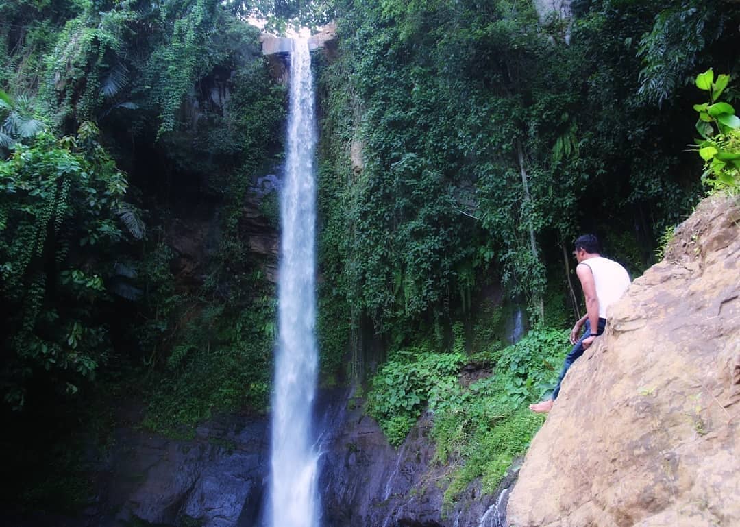 Curug Cigumawang via @efendi_husni, 1. Taman Wisata MBS, 2. Aqualand Serang, 3. Pantai Cibereum Anyer, 4. Pantai Marbella Anyer, 5. Pantai Sambolo, 6. Pantai Anyer, 7. Rumah Hutan Cilowong, 8. Pulau Lima, 9. Napak Tilas Kerajaan Islam di Serang Banten, 10. Pantai Marina Anyer, 11. Pantai Florida Indah Anyer, 12. Pantai Jambu, 13. Pantai Karang Bolong, 14. Pulau Tunda, 15. Curug Leuwibumi, 16. Situ Rawa Arum, 17. Pulau Sangiang, 18. Pantai Lontar, 19. Vihara Avalokitesvara, 20. Wisata Agro Bukit Waruwangi, 21. Pantai Labuan, 22. Danau Rowa Dano, 23. Cagar Alam Pulau Dua, 24. Danau Tasikardi, 25. Hutan Kayu Putih Kragilan, 26. Gunung Pinang, 27. Masjid Tanpa Kubah, Masjid Pecinan Tinggi, 28. Danau Kaolin Bekas Tambang Pasir Ciomas, 29. Arung Jeram Tubing Cikalumpang, 30. Pemandian Cirahab – Curug Goong, 31. Curug Cigumawang, 32. Curug Leuwi Tomo, 33. Benteng Speelwijk, 34. Alun-alun Barat Kota Serang Banten, 35. Pantai Gopek Karangantu, 36. Kerkhoff, 37. Situs Banten Girang, 38. Museum Negeri Banten, 39. Taman Rekreasi Wulandira, 40. Curug Cikotak, 41. Curug Sawer, 42. Masjid Agung Banten, 42. Pos Pengamatan Gunungapi Krakatau (Pasauran), 44. Goa Cilayang, 45. Curug Betung