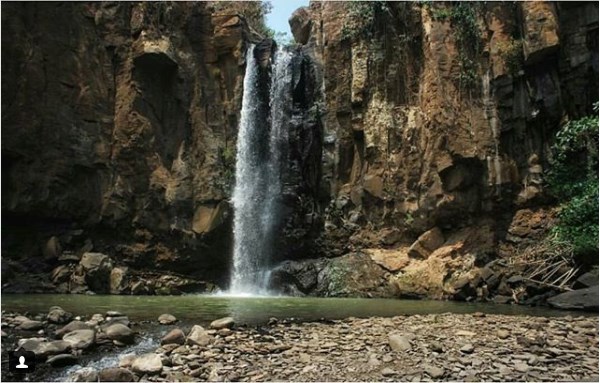 Curug Gombong via @instabatang, 1. Pantai Ujung Negoro Batang, 2. Pantai Celong, 3. Pantai Jodo Gringsing Batang, 4. Pantai Sigandu Batang – Safari Beach Jateng, 5. Kebun Teh Pagilaran Batang, 6. Curug Sijeglong, 7. Curug Agung Batang, 8. Curug Bidadari, 9. Curug Sodong, 10. Curug Genting Blado, 11. Rivertubing di Kali Lampir, 12. Telaga Dringo Batang, 13. Pemandian Air Panas Sangu Banyu, 14. Agrowisata Salak Sodong Batang, 15. Taman Budaya dan Rekreasi Kramat, 16. Batang Dolphin Center, 17. Ecopark Bandar, 18. Desa Wisata Pranten, 19. Goa Jepang (Tutup), 20. Tubing Pandansari Batang, 21. Pantai Pelabuhan Perikanan Batang, 22. Pantai Buntu – Pantai Jodo, 23. Batu Gamelan Batang, 24. Agrowisata Selopajang Timur, 25. Puncak Patran, 26. Wisata Alam Sikembang, 27. Curug Gombong, 28. Curug Botoh, 29. Curug Kanoman, 30. Green House Sri Tani Lestari – Taman Bunga Krisan, 31. Rumah Pohon Tombo (Tutup), 32. Curug Sipitung, 33. Curug Lojahan, 34. Pantai Sicepit – Pantai Segolok, 35. Jembatan Buntu Sengon, 36. Wana Wisata Polowono, 37. Pandang Sri Gunung, 38. Curug Sidangkrong, 39. Hutan Kota Rajawali Batang