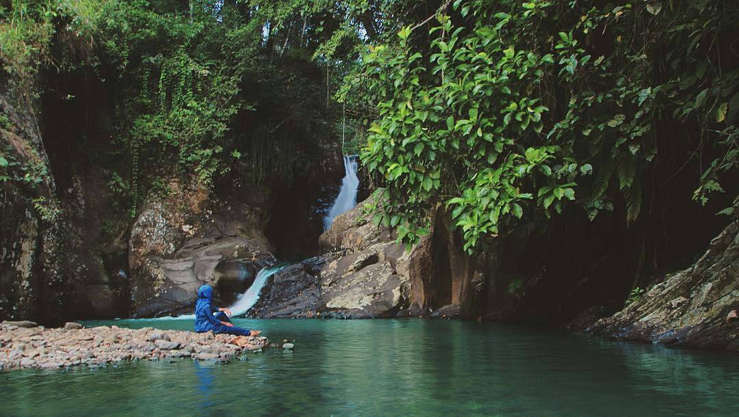 Curug Leuwi Tomo via @anandhairma, 1. Taman Wisata MBS, 2. Aqualand Serang, 3. Pantai Cibereum Anyer, 4. Pantai Marbella Anyer, 5. Pantai Sambolo, 6. Pantai Anyer, 7. Rumah Hutan Cilowong, 8. Pulau Lima, 9. Napak Tilas Kerajaan Islam di Serang Banten, 10. Pantai Marina Anyer, 11. Pantai Florida Indah Anyer, 12. Pantai Jambu, 13. Pantai Karang Bolong, 14. Pulau Tunda, 15. Curug Leuwibumi, 16. Situ Rawa Arum, 17. Pulau Sangiang, 18. Pantai Lontar, 19. Vihara Avalokitesvara, 20. Wisata Agro Bukit Waruwangi, 21. Pantai Labuan, 22. Danau Rowa Dano, 23. Cagar Alam Pulau Dua, 24. Danau Tasikardi, 25. Hutan Kayu Putih Kragilan, 26. Gunung Pinang, 27. Masjid Tanpa Kubah, Masjid Pecinan Tinggi, 28. Danau Kaolin Bekas Tambang Pasir Ciomas, 29. Arung Jeram Tubing Cikalumpang, 30. Pemandian Cirahab – Curug Goong, 31. Curug Cigumawang, 32. Curug Leuwi Tomo, 33. Benteng Speelwijk, 34. Alun-alun Barat Kota Serang Banten, 35. Pantai Gopek Karangantu, 36. Kerkhoff, 37. Situs Banten Girang, 38. Museum Negeri Banten, 39. Taman Rekreasi Wulandira, 40. Curug Cikotak, 41. Curug Sawer, 42. Masjid Agung Banten, 42. Pos Pengamatan Gunungapi Krakatau (Pasauran), 44. Goa Cilayang, 45. Curug Betung