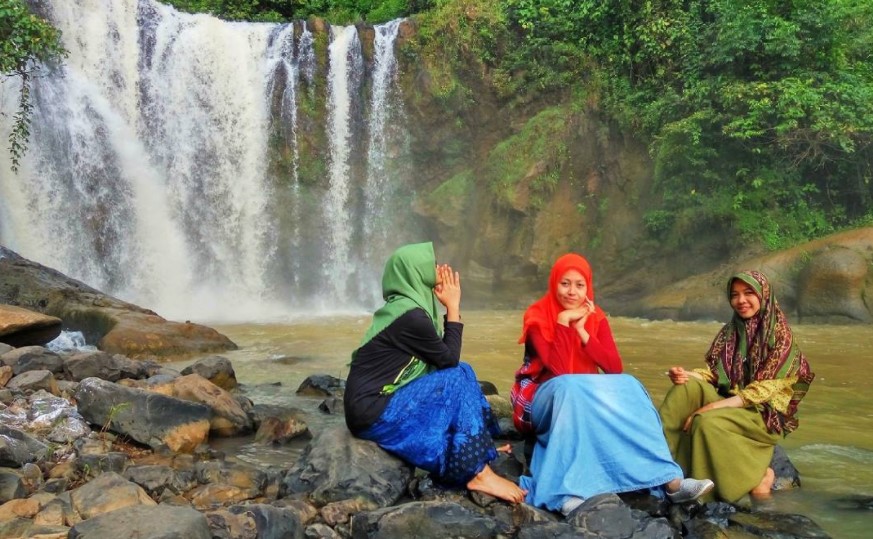 Curug Munding via @nengolis_1878, 1. Pantai Karang Bokor, 2. Pantai Pasir Putih Sawarna, 3. Curug Ciporolak, 4. Curug Cihear, 5. Curuh Kanteh, 6. Agrowisata Kebun Teh Cikuya, 7. Curug Kumpay, 8. Curug Cibangkit, 9. Curug Sipayung, 10. Situ Palayangan, 11. Pantai Talanca, 12. Wisata Seni Batik Khas Lebak, 13. Situs Cibedug, 14. Wisata Air Panas Senanghati, 15. Pantai Suka Hujan, 16. Pantai Cihara, 17. Pantai Goa Langir Sawarna, 18. Gua Seribu Candi, 19. Wisata Tapak Kaki Raksasa si Kabayan, 20. Wisata Air Panas Cipanas, 21. Wisata Kampung Baduy, 22. Pantai Karang Malang, 23. Objek Wisata Samaun’s Hill Park, 24. Pantai Ciantir, 25. Pantai Bagedur, 26. Pantai Tanjung Layar, 27. Curug Munding, 28. Situ Cicinta, 29. Curug Sata, 30. Wisata Arung Jeram Sungai Ciberang, 31. Curug Cimayang, 32. Gua Maria Bukit Kanada, 33. Alun – alun Rangkasbitung, 34. Museum Multatuli Lebak, 35. Pantai Karang Songsong