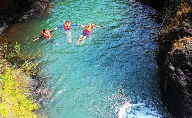 Curug Sijeglong via luxman_ibrahim, 1. Pantai Ujung Negoro Batang, 2. Pantai Celong, 3. Pantai Jodo Gringsing Batang, 4. Pantai Sigandu Batang – Safari Beach Jateng, 5. Kebun Teh Pagilaran Batang, 6. Curug Sijeglong, 7. Curug Agung Batang, 8. Curug Bidadari, 9. Curug Sodong, 10. Curug Genting Blado, 11. Rivertubing di Kali Lampir, 12. Telaga Dringo Batang, 13. Pemandian Air Panas Sangu Banyu, 14. Agrowisata Salak Sodong Batang, 15. Taman Budaya dan Rekreasi Kramat, 16. Batang Dolphin Center, 17. Ecopark Bandar, 18. Desa Wisata Pranten, 19. Goa Jepang (Tutup), 20. Tubing Pandansari Batang, 21. Pantai Pelabuhan Perikanan Batang, 22. Pantai Buntu – Pantai Jodo, 23. Batu Gamelan Batang, 24. Agrowisata Selopajang Timur, 25. Puncak Patran, 26. Wisata Alam Sikembang, 27. Curug Gombong, 28. Curug Botoh, 29. Curug Kanoman, 30. Green House Sri Tani Lestari – Taman Bunga Krisan, 31. Rumah Pohon Tombo (Tutup), 32. Curug Sipitung, 33. Curug Lojahan, 34. Pantai Sicepit – Pantai Segolok, 35. Jembatan Buntu Sengon, 36. Wana Wisata Polowono, 37. Pandang Sri Gunung, 38. Curug Sidangkrong, 39. Hutan Kota Rajawali Batang