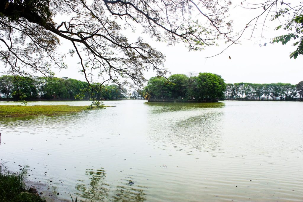 Danau Tasikardi via Bantenwisata, 1. Taman Wisata MBS, 2. Aqualand Serang, 3. Pantai Cibereum Anyer, 4. Pantai Marbella Anyer, 5. Pantai Sambolo, 6. Pantai Anyer, 7. Rumah Hutan Cilowong, 8. Pulau Lima, 9. Napak Tilas Kerajaan Islam di Serang Banten, 10. Pantai Marina Anyer, 11. Pantai Florida Indah Anyer, 12. Pantai Jambu, 13. Pantai Karang Bolong, 14. Pulau Tunda, 15. Curug Leuwibumi, 16. Situ Rawa Arum, 17. Pulau Sangiang, 18. Pantai Lontar, 19. Vihara Avalokitesvara, 20. Wisata Agro Bukit Waruwangi, 21. Pantai Labuan, 22. Danau Rowa Dano, 23. Cagar Alam Pulau Dua, 24. Danau Tasikardi, 25. Hutan Kayu Putih Kragilan, 26. Gunung Pinang, 27. Masjid Tanpa Kubah, Masjid Pecinan Tinggi, 28. Danau Kaolin Bekas Tambang Pasir Ciomas, 29. Arung Jeram Tubing Cikalumpang, 30. Pemandian Cirahab – Curug Goong, 31. Curug Cigumawang, 32. Curug Leuwi Tomo, 33. Benteng Speelwijk, 34. Alun-alun Barat Kota Serang Banten, 35. Pantai Gopek Karangantu, 36. Kerkhoff, 37. Situs Banten Girang, 38. Museum Negeri Banten, 39. Taman Rekreasi Wulandira, 40. Curug Cikotak, 41. Curug Sawer, 42. Masjid Agung Banten, 42. Pos Pengamatan Gunungapi Krakatau (Pasauran), 44. Goa Cilayang, 45. Curug Betung