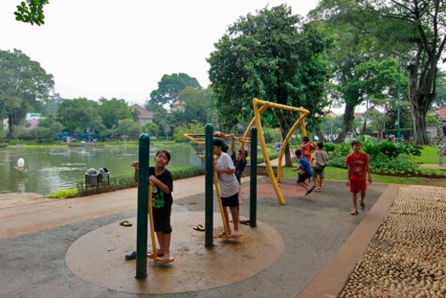 Fasilitas Anak Taman Situ Lembang via thearoengbinangproject, 1. Mari mulai dari yang gratisan, yaitu mengikuti tour keliling Jakarta secara gratis!, 2. Mencari harta karun di berbagai pasar di Jakarta, 3. Jika sudah bosan melihat ‘Indonesia’ dari kereta gantung, saatnya menambah wawasan dengan mengunjungi berbagai museum di Taman Mini Indonesia Indah (TMII), 4. Menghabiskan waktu menanti senja di Waduk Pluit. Kalian akan takjub melihat tempat ini sekarang!, 5. Lepaskan penatmu dengan menghirup udara segar di berbagai taman kota yang semakin cantik saja, 6. Lihat Sisi Lain Kota Jakarta dengan Menyusuri Berbagai Kampung Deret-nya yang Keren, 7. Atau Kalian Bisa Melihat Sisi Lain Kota Jakarta Melalui Kampung Percontohan Banjarsari, 8. Mengelilingi Jakarta dengan menggunakan Trans Jakarta a.k.a busway, 9. Atau, Cobalah Melihat Jalanan Jakarta dari Sudut Pandang yang Berbeda. Misalnya Saja Dari Tingkat 2 Bus Tingkat Jakarta City Tour Bus, 10. Kalian Mungkin Tahu Jika Kepulauan Seribu Termasuk dalam Wilayah Jakarta. Tapi, Sudah Pernah Kesana Belum?, 11. Bersenang-senang di car free day: bersepeda, main sepatu roda, atau sekedar ngecengin mereka yang tengah beraktifitas di car free day, 12. Saat Monas Dirasa Sudah Terlalu Imut Untuk Menikmati Jakarta di Ketinggian, Saatnya Untuk Main ke SKYE. Kalian Dapat Melihat Seperti Apa Jakarta dari Ketinggian ±230 Meter!, 13. Jika Udara Jakarta Terlalu Panas Untuk Kalian, Dinginkan Tubuh dengan Menggila di Berbagai Waterboom yang Ada di Berbagai Pelosok Jakarta, 14. Melihat Serunya Air Mancur Menari di Baywalk, Sambil Menikmati Pemandangan Jakarta’s Waterfront, 15. Buktikan Kalimat “Nenek Moyangku Seorang Pelaut” dengan Melihat Langsung Kesibukan di Pelabuhan Sunda Kelapa, 16. Berburu Jejak Rumah Artis di Kawasan Pondok Indah, 17. Akhiri Hari Dengan Mencicipi Es Krim Tertua di Jakarta