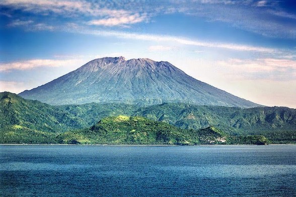 Gunung Api Krakatau, 1. Taman Wisata MBS, 2. Aqualand Serang, 3. Pantai Cibereum Anyer, 4. Pantai Marbella Anyer, 5. Pantai Sambolo, 6. Pantai Anyer, 7. Rumah Hutan Cilowong, 8. Pulau Lima, 9. Napak Tilas Kerajaan Islam di Serang Banten, 10. Pantai Marina Anyer, 11. Pantai Florida Indah Anyer, 12. Pantai Jambu, 13. Pantai Karang Bolong, 14. Pulau Tunda, 15. Curug Leuwibumi, 16. Situ Rawa Arum, 17. Pulau Sangiang, 18. Pantai Lontar, 19. Vihara Avalokitesvara, 20. Wisata Agro Bukit Waruwangi, 21. Pantai Labuan, 22. Danau Rowa Dano, 23. Cagar Alam Pulau Dua, 24. Danau Tasikardi, 25. Hutan Kayu Putih Kragilan, 26. Gunung Pinang, 27. Masjid Tanpa Kubah, Masjid Pecinan Tinggi, 28. Danau Kaolin Bekas Tambang Pasir Ciomas, 29. Arung Jeram Tubing Cikalumpang, 30. Pemandian Cirahab – Curug Goong, 31. Curug Cigumawang, 32. Curug Leuwi Tomo, 33. Benteng Speelwijk, 34. Alun-alun Barat Kota Serang Banten, 35. Pantai Gopek Karangantu, 36. Kerkhoff, 37. Situs Banten Girang, 38. Museum Negeri Banten, 39. Taman Rekreasi Wulandira, 40. Curug Cikotak, 41. Curug Sawer, 42. Masjid Agung Banten, 42. Pos Pengamatan Gunungapi Krakatau (Pasauran), 44. Goa Cilayang, 45. Curug Betung