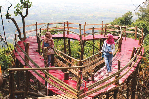Gunung Pinang via Koransindo, 1. Taman Wisata MBS, 2. Aqualand Serang, 3. Pantai Cibereum Anyer, 4. Pantai Marbella Anyer, 5. Pantai Sambolo, 6. Pantai Anyer, 7. Rumah Hutan Cilowong, 8. Pulau Lima, 9. Napak Tilas Kerajaan Islam di Serang Banten, 10. Pantai Marina Anyer, 11. Pantai Florida Indah Anyer, 12. Pantai Jambu, 13. Pantai Karang Bolong, 14. Pulau Tunda, 15. Curug Leuwibumi, 16. Situ Rawa Arum, 17. Pulau Sangiang, 18. Pantai Lontar, 19. Vihara Avalokitesvara, 20. Wisata Agro Bukit Waruwangi, 21. Pantai Labuan, 22. Danau Rowa Dano, 23. Cagar Alam Pulau Dua, 24. Danau Tasikardi, 25. Hutan Kayu Putih Kragilan, 26. Gunung Pinang, 27. Masjid Tanpa Kubah, Masjid Pecinan Tinggi, 28. Danau Kaolin Bekas Tambang Pasir Ciomas, 29. Arung Jeram Tubing Cikalumpang, 30. Pemandian Cirahab – Curug Goong, 31. Curug Cigumawang, 32. Curug Leuwi Tomo, 33. Benteng Speelwijk, 34. Alun-alun Barat Kota Serang Banten, 35. Pantai Gopek Karangantu, 36. Kerkhoff, 37. Situs Banten Girang, 38. Museum Negeri Banten, 39. Taman Rekreasi Wulandira, 40. Curug Cikotak, 41. Curug Sawer, 42. Masjid Agung Banten, 42. Pos Pengamatan Gunungapi Krakatau (Pasauran), 44. Goa Cilayang, 45. Curug Betung