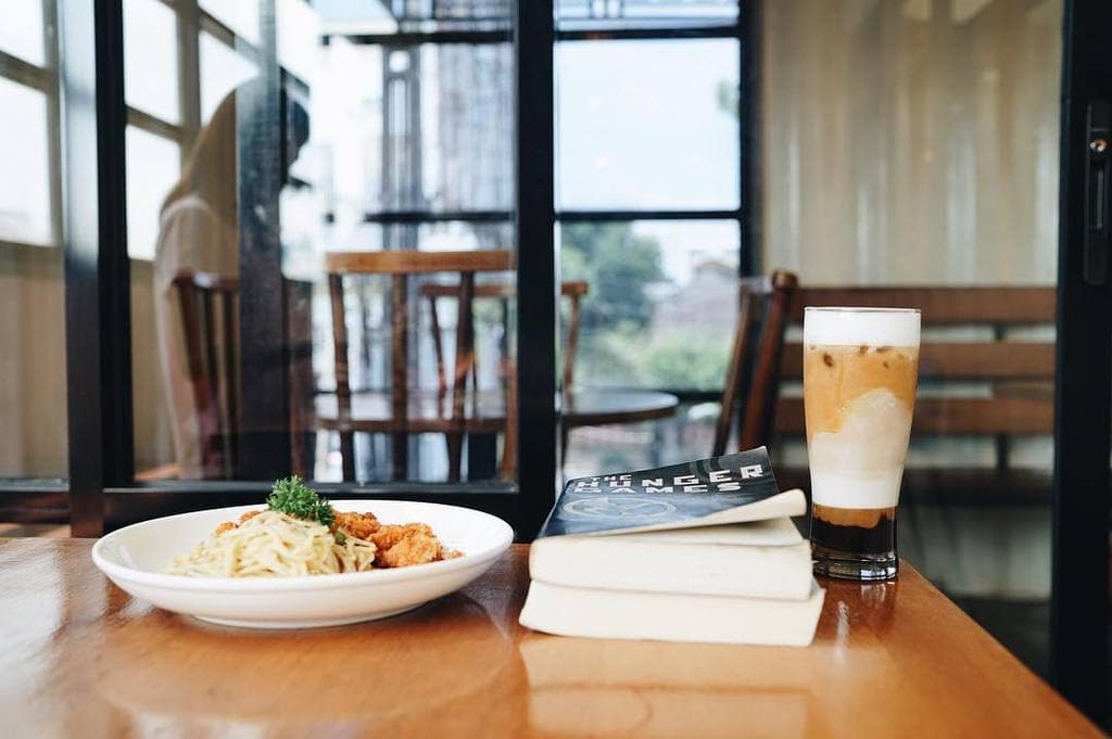 Ismud Park via @Ismudpark, 1. Garden Cafe 66, 2. Havana Kafe, 3. Lekker Urban Food House, 4. Coffee Cangkir Café (Tutup), 5. Desadesa Resto, 6. Ben’s Cafe, 7. Ismud Park (Tutup), 8. Soup Today, 9. Sam’s Bistro &amp; Lounge (Tutup), 10. Ichi Dough (Tutup), 11. The Traders Restaurant Cafe &amp; Bar, 12. Resep Nenek Moyangku (Tutup), 13. The Stage Cafe, 14. Merdeka Walk, 15. Sosmed Café, 16. Jalan Semarang, 17. Sowe Restaurant &amp; Lounge, 18. Kesawan Square, 19. The Edge Restaurant, 20. Kopi Ong (Tutup), 21. Coffee Box, 22. SOHO Capital, 23. Howey Pattisier, 24. Kafe Nongkrong (Tutup), 25. D’Raja Coffee, 26. Macehat Coffee, 27. Kafe Potret, 28. Makyung Cafe (Tutup), 29. Kongbox Cafe (Tutup), 30. The Kopi Sadis, 32. Champion Cafe