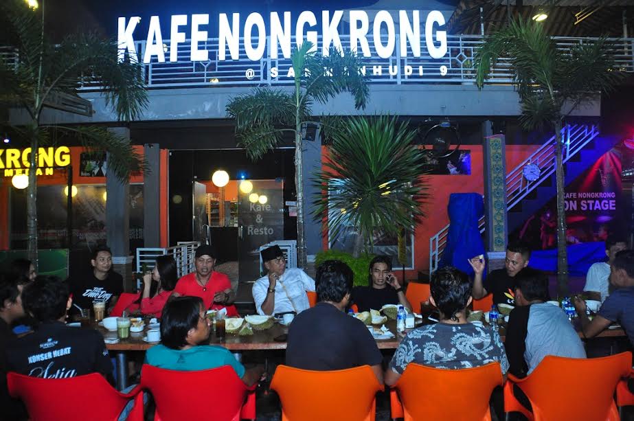Kafe Nongkrong via Hariancentral, 1. Garden Cafe 66, 2. Havana Kafe, 3. Lekker Urban Food House, 4. Coffee Cangkir Café (Tutup), 5. Desadesa Resto, 6. Ben’s Cafe, 7. Ismud Park (Tutup), 8. Soup Today, 9. Sam’s Bistro &amp; Lounge (Tutup), 10. Ichi Dough (Tutup), 11. The Traders Restaurant Cafe &amp; Bar, 12. Resep Nenek Moyangku (Tutup), 13. The Stage Cafe, 14. Merdeka Walk, 15. Sosmed Café, 16. Jalan Semarang, 17. Sowe Restaurant &amp; Lounge, 18. Kesawan Square, 19. The Edge Restaurant, 20. Kopi Ong (Tutup), 21. Coffee Box, 22. SOHO Capital, 23. Howey Pattisier, 24. Kafe Nongkrong (Tutup), 25. D’Raja Coffee, 26. Macehat Coffee, 27. Kafe Potret, 28. Makyung Cafe (Tutup), 29. Kongbox Cafe (Tutup), 30. The Kopi Sadis, 32. Champion Cafe