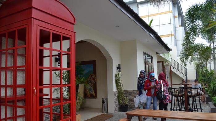 Kafe Potret via Tribunnews, 1. Garden Cafe 66, 2. Havana Kafe, 3. Lekker Urban Food House, 4. Coffee Cangkir Café (Tutup), 5. Desadesa Resto, 6. Ben’s Cafe, 7. Ismud Park (Tutup), 8. Soup Today, 9. Sam’s Bistro &amp; Lounge (Tutup), 10. Ichi Dough (Tutup), 11. The Traders Restaurant Cafe &amp; Bar, 12. Resep Nenek Moyangku (Tutup), 13. The Stage Cafe, 14. Merdeka Walk, 15. Sosmed Café, 16. Jalan Semarang, 17. Sowe Restaurant &amp; Lounge, 18. Kesawan Square, 19. The Edge Restaurant, 20. Kopi Ong (Tutup), 21. Coffee Box, 22. SOHO Capital, 23. Howey Pattisier, 24. Kafe Nongkrong (Tutup), 25. D’Raja Coffee, 26. Macehat Coffee, 27. Kafe Potret, 28. Makyung Cafe (Tutup), 29. Kongbox Cafe (Tutup), 30. The Kopi Sadis, 32. Champion Cafe