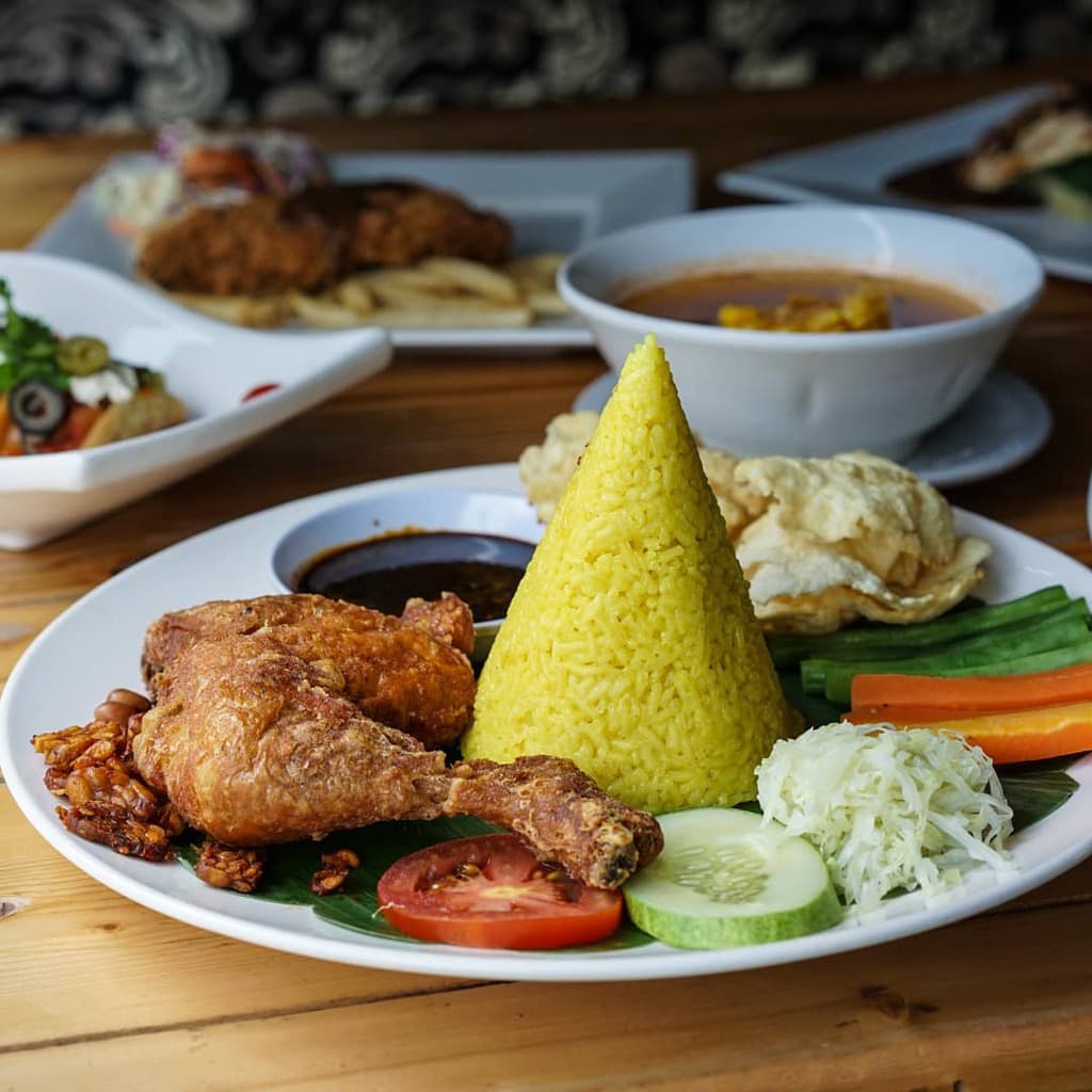 Lekker Urban Food House vai @Lekkerufh, 1. Garden Cafe 66, 2. Havana Kafe, 3. Lekker Urban Food House, 4. Coffee Cangkir Café (Tutup), 5. Desadesa Resto, 6. Ben’s Cafe, 7. Ismud Park (Tutup), 8. Soup Today, 9. Sam’s Bistro &amp; Lounge (Tutup), 10. Ichi Dough (Tutup), 11. The Traders Restaurant Cafe &amp; Bar, 12. Resep Nenek Moyangku (Tutup), 13. The Stage Cafe, 14. Merdeka Walk, 15. Sosmed Café, 16. Jalan Semarang, 17. Sowe Restaurant &amp; Lounge, 18. Kesawan Square, 19. The Edge Restaurant, 20. Kopi Ong (Tutup), 21. Coffee Box, 22. SOHO Capital, 23. Howey Pattisier, 24. Kafe Nongkrong (Tutup), 25. D’Raja Coffee, 26. Macehat Coffee, 27. Kafe Potret, 28. Makyung Cafe (Tutup), 29. Kongbox Cafe (Tutup), 30. The Kopi Sadis, 32. Champion Cafe