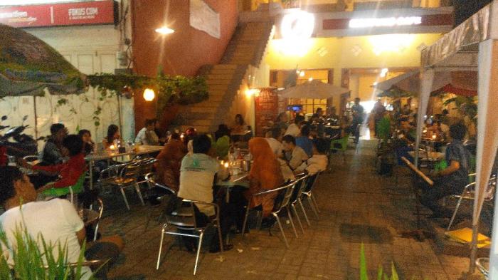 Makyung Cafe via Tribunnews, 1. Garden Cafe 66, 2. Havana Kafe, 3. Lekker Urban Food House, 4. Coffee Cangkir Café (Tutup), 5. Desadesa Resto, 6. Ben’s Cafe, 7. Ismud Park (Tutup), 8. Soup Today, 9. Sam’s Bistro &amp; Lounge (Tutup), 10. Ichi Dough (Tutup), 11. The Traders Restaurant Cafe &amp; Bar, 12. Resep Nenek Moyangku (Tutup), 13. The Stage Cafe, 14. Merdeka Walk, 15. Sosmed Café, 16. Jalan Semarang, 17. Sowe Restaurant &amp; Lounge, 18. Kesawan Square, 19. The Edge Restaurant, 20. Kopi Ong (Tutup), 21. Coffee Box, 22. SOHO Capital, 23. Howey Pattisier, 24. Kafe Nongkrong (Tutup), 25. D’Raja Coffee, 26. Macehat Coffee, 27. Kafe Potret, 28. Makyung Cafe (Tutup), 29. Kongbox Cafe (Tutup), 30. The Kopi Sadis, 32. Champion Cafe