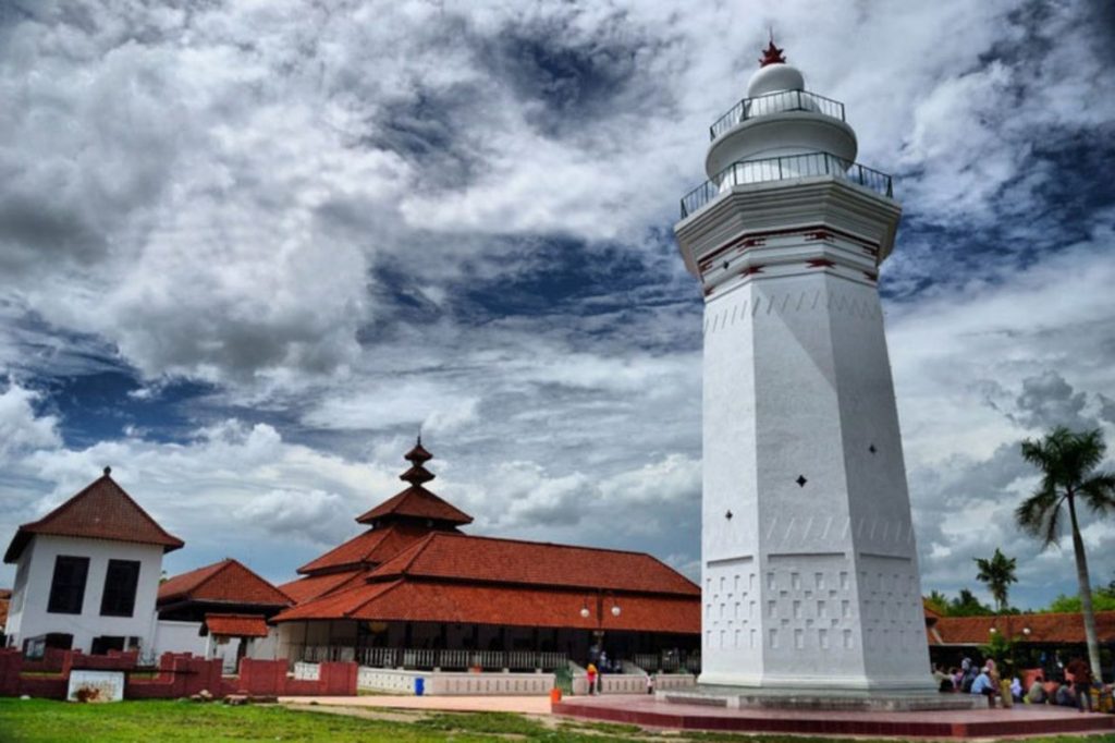 Masjid Agung Banten via Wacananusantara, 1. Taman Wisata MBS, 2. Aqualand Serang, 3. Pantai Cibereum Anyer, 4. Pantai Marbella Anyer, 5. Pantai Sambolo, 6. Pantai Anyer, 7. Rumah Hutan Cilowong, 8. Pulau Lima, 9. Napak Tilas Kerajaan Islam di Serang Banten, 10. Pantai Marina Anyer, 11. Pantai Florida Indah Anyer, 12. Pantai Jambu, 13. Pantai Karang Bolong, 14. Pulau Tunda, 15. Curug Leuwibumi, 16. Situ Rawa Arum, 17. Pulau Sangiang, 18. Pantai Lontar, 19. Vihara Avalokitesvara, 20. Wisata Agro Bukit Waruwangi, 21. Pantai Labuan, 22. Danau Rowa Dano, 23. Cagar Alam Pulau Dua, 24. Danau Tasikardi, 25. Hutan Kayu Putih Kragilan, 26. Gunung Pinang, 27. Masjid Tanpa Kubah, Masjid Pecinan Tinggi, 28. Danau Kaolin Bekas Tambang Pasir Ciomas, 29. Arung Jeram Tubing Cikalumpang, 30. Pemandian Cirahab – Curug Goong, 31. Curug Cigumawang, 32. Curug Leuwi Tomo, 33. Benteng Speelwijk, 34. Alun-alun Barat Kota Serang Banten, 35. Pantai Gopek Karangantu, 36. Kerkhoff, 37. Situs Banten Girang, 38. Museum Negeri Banten, 39. Taman Rekreasi Wulandira, 40. Curug Cikotak, 41. Curug Sawer, 42. Masjid Agung Banten, 42. Pos Pengamatan Gunungapi Krakatau (Pasauran), 44. Goa Cilayang, 45. Curug Betung
