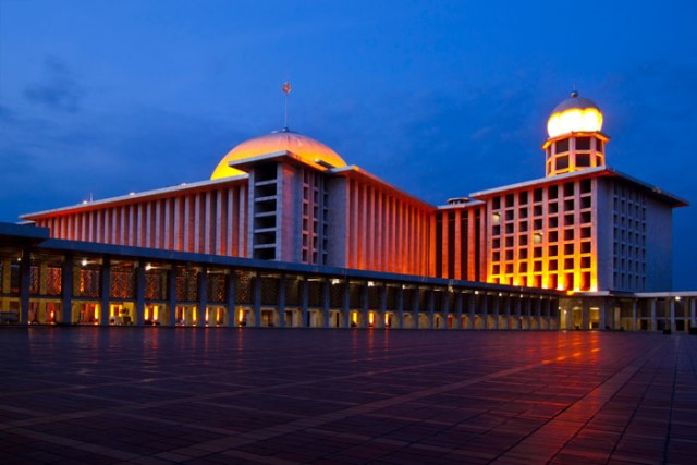 Masjid Istiqlal Jakarta via Berita2bahasa - Tempat Rekreasi di Jakarta, 1. Monas (Monumen Nasional), 2. Taman Mini Indonesia Indah (TMII), 3. Dunia Fantasi (Dufan), 4. Ancol, 5. Pulau Tidung, 6. Atlantis, 7. Sea World, 8. Kepulauan Seribu, 9. Kebun Binatang Ragunan, 10. Pasar Seni, 11. Museum Bank Indonesia, 12. Masjid Istiqlal, 13. Gereja Katedral Jakarta, 14. Pasar Tanah Abang, 15. Tebet Eco Park