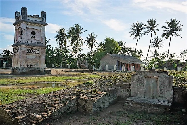 Masjid Pecinan Tinggi via @wisnuatmaja_, 1. Taman Wisata MBS, 2. Aqualand Serang, 3. Pantai Cibereum Anyer, 4. Pantai Marbella Anyer, 5. Pantai Sambolo, 6. Pantai Anyer, 7. Rumah Hutan Cilowong, 8. Pulau Lima, 9. Napak Tilas Kerajaan Islam di Serang Banten, 10. Pantai Marina Anyer, 11. Pantai Florida Indah Anyer, 12. Pantai Jambu, 13. Pantai Karang Bolong, 14. Pulau Tunda, 15. Curug Leuwibumi, 16. Situ Rawa Arum, 17. Pulau Sangiang, 18. Pantai Lontar, 19. Vihara Avalokitesvara, 20. Wisata Agro Bukit Waruwangi, 21. Pantai Labuan, 22. Danau Rowa Dano, 23. Cagar Alam Pulau Dua, 24. Danau Tasikardi, 25. Hutan Kayu Putih Kragilan, 26. Gunung Pinang, 27. Masjid Tanpa Kubah, Masjid Pecinan Tinggi, 28. Danau Kaolin Bekas Tambang Pasir Ciomas, 29. Arung Jeram Tubing Cikalumpang, 30. Pemandian Cirahab – Curug Goong, 31. Curug Cigumawang, 32. Curug Leuwi Tomo, 33. Benteng Speelwijk, 34. Alun-alun Barat Kota Serang Banten, 35. Pantai Gopek Karangantu, 36. Kerkhoff, 37. Situs Banten Girang, 38. Museum Negeri Banten, 39. Taman Rekreasi Wulandira, 40. Curug Cikotak, 41. Curug Sawer, 42. Masjid Agung Banten, 42. Pos Pengamatan Gunungapi Krakatau (Pasauran), 44. Goa Cilayang, 45. Curug Betung