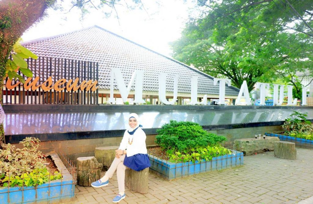 Museum Multatuli Lebak via @tamanlangitrita, 1. Pantai Karang Bokor, 2. Pantai Pasir Putih Sawarna, 3. Curug Ciporolak, 4. Curug Cihear, 5. Curuh Kanteh, 6. Agrowisata Kebun Teh Cikuya, 7. Curug Kumpay, 8. Curug Cibangkit, 9. Curug Sipayung, 10. Situ Palayangan, 11. Pantai Talanca, 12. Wisata Seni Batik Khas Lebak, 13. Situs Cibedug, 14. Wisata Air Panas Senanghati, 15. Pantai Suka Hujan, 16. Pantai Cihara, 17. Pantai Goa Langir Sawarna, 18. Gua Seribu Candi, 19. Wisata Tapak Kaki Raksasa si Kabayan, 20. Wisata Air Panas Cipanas, 21. Wisata Kampung Baduy, 22. Pantai Karang Malang, 23. Objek Wisata Samaun’s Hill Park, 24. Pantai Ciantir, 25. Pantai Bagedur, 26. Pantai Tanjung Layar, 27. Curug Munding, 28. Situ Cicinta, 29. Curug Sata, 30. Wisata Arung Jeram Sungai Ciberang, 31. Curug Cimayang, 32. Gua Maria Bukit Kanada, 33. Alun – alun Rangkasbitung, 34. Museum Multatuli Lebak, 35. Pantai Karang Songsong