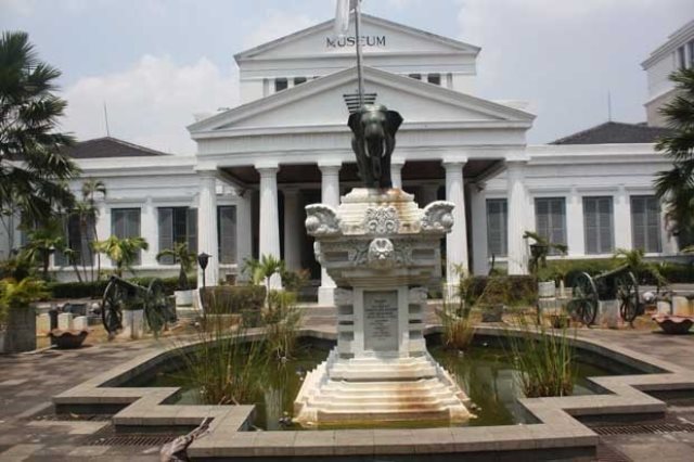 Museum Nasional Indonesia atau Museum Gajah via Sindonews, 1. Taman Mini Indonesia Indah (TMII), 2. Monumen Nasional (Tugu Monas), 3. Taman Impian Jaya Ancol, 4. Kepulauan Seribu , 5. Dunia Fantasi (DUFAN) , 6. Pulau Tidung , 7. Kebun Binatang Ragunan , 8. Ocean Ecopark, 9. Pulau Bidadari , 10. Atlantis Water Adventure , 11. Pasar Seni, 12. Pelabuhan Marina  , 13.  Jembatan Kota Intan, 14. Museum Bank Indonesia , 15. Kidzania Pacific Place , 16. Ice Skating di Sky Rink , 17. Grand Indonesia Mall , 18. Kawasan Kota Tua Jakarta, 19. Masjid Istiqlal , 20. Gereja Katedral Jakarta , 21. Taman Suropati Jakarta , 22. Pasar Taman Puring , 23. Pasar Tanah Abang , 24. Museum Nasional , 25. Sea World Ancol , 26. Pecinan Glodok Jakarta , 27. Taman Wisata Alam Angke Kapuk, 28. Setu Babakan Jakarta , 29. Kandank Jurank Doank , 30. Cibubur Garden Diary, 31. Tanah Tingal , 32. Hauwke’s Auto Gallery , 33. Escape Hunt Jakarta , 34. The Wave Pondok Indah Waterpark , 35. Taman Wiladatika Cibubur, 36. Kemang Food Festival , 37. Flight Experience Gandaria (Tutup Permanen), 38. Wisata Pendidikan Pinisi , 39. Taman Wisata Tabebuya 