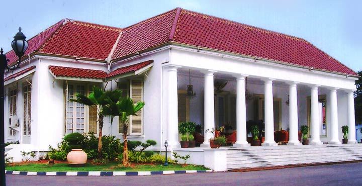 Museum Negeri Banten via Radarbanten, 1. Taman Wisata MBS, 2. Aqualand Serang, 3. Pantai Cibereum Anyer, 4. Pantai Marbella Anyer, 5. Pantai Sambolo, 6. Pantai Anyer, 7. Rumah Hutan Cilowong, 8. Pulau Lima, 9. Napak Tilas Kerajaan Islam di Serang Banten, 10. Pantai Marina Anyer, 11. Pantai Florida Indah Anyer, 12. Pantai Jambu, 13. Pantai Karang Bolong, 14. Pulau Tunda, 15. Curug Leuwibumi, 16. Situ Rawa Arum, 17. Pulau Sangiang, 18. Pantai Lontar, 19. Vihara Avalokitesvara, 20. Wisata Agro Bukit Waruwangi, 21. Pantai Labuan, 22. Danau Rowa Dano, 23. Cagar Alam Pulau Dua, 24. Danau Tasikardi, 25. Hutan Kayu Putih Kragilan, 26. Gunung Pinang, 27. Masjid Tanpa Kubah, Masjid Pecinan Tinggi, 28. Danau Kaolin Bekas Tambang Pasir Ciomas, 29. Arung Jeram Tubing Cikalumpang, 30. Pemandian Cirahab – Curug Goong, 31. Curug Cigumawang, 32. Curug Leuwi Tomo, 33. Benteng Speelwijk, 34. Alun-alun Barat Kota Serang Banten, 35. Pantai Gopek Karangantu, 36. Kerkhoff, 37. Situs Banten Girang, 38. Museum Negeri Banten, 39. Taman Rekreasi Wulandira, 40. Curug Cikotak, 41. Curug Sawer, 42. Masjid Agung Banten, 42. Pos Pengamatan Gunungapi Krakatau (Pasauran), 44. Goa Cilayang, 45. Curug Betung