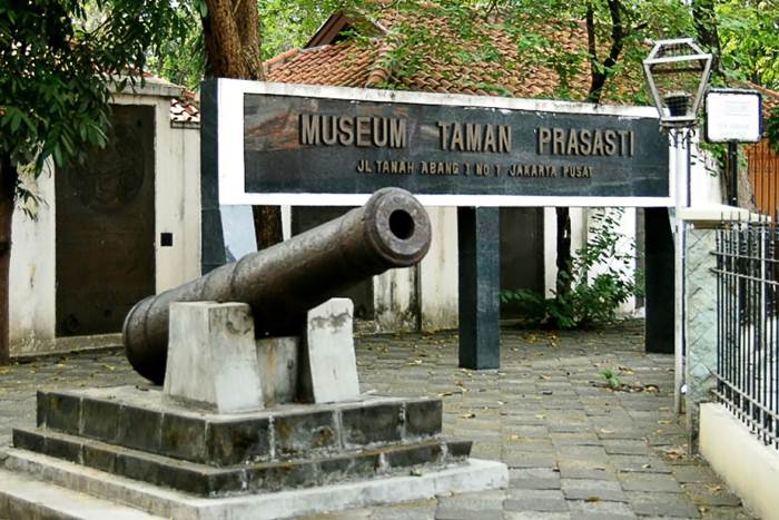 Museum Taman Prasasti via Backpackerjakarta, 1. Dunia Fantasi, 2. Kepulauan Seribu, 3. Setu Babakan, 4. Taman Mini Indonesia Indah, 5. Kota Tua, 6. Kebun Binatang Ragunan, 7. Monumen Nasional, 8. Atlantis, 9. Pulau Tidung, 10. Museum Taman Prasasti
