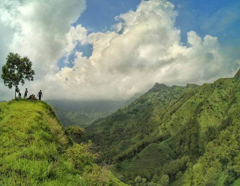 Objek Wisata Gunung Beruk via @haqqanmuafi, 1. Gunung Beruk, 2. Watu Semaur, 3. Coban Lawe, 4. Goa Lowo Ponorogo, 5. Hutan Pinus Nongko Ijo, 6. Bukit Batu Kapur, 7. Puncak Slurup, 8. Telaga Ngabel