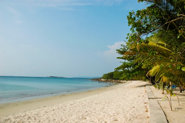 Pantai Ciputih via Bantenwisata, Tempat Wisata di Pandeglang Paling Hits, Wisata Sejarah di Pandeglang  , Wisata Religi di Pandeglang, Tempat Wisata di Pandeglang yang Lainnya, Tempat Wisata di Sekitar Pandeglang