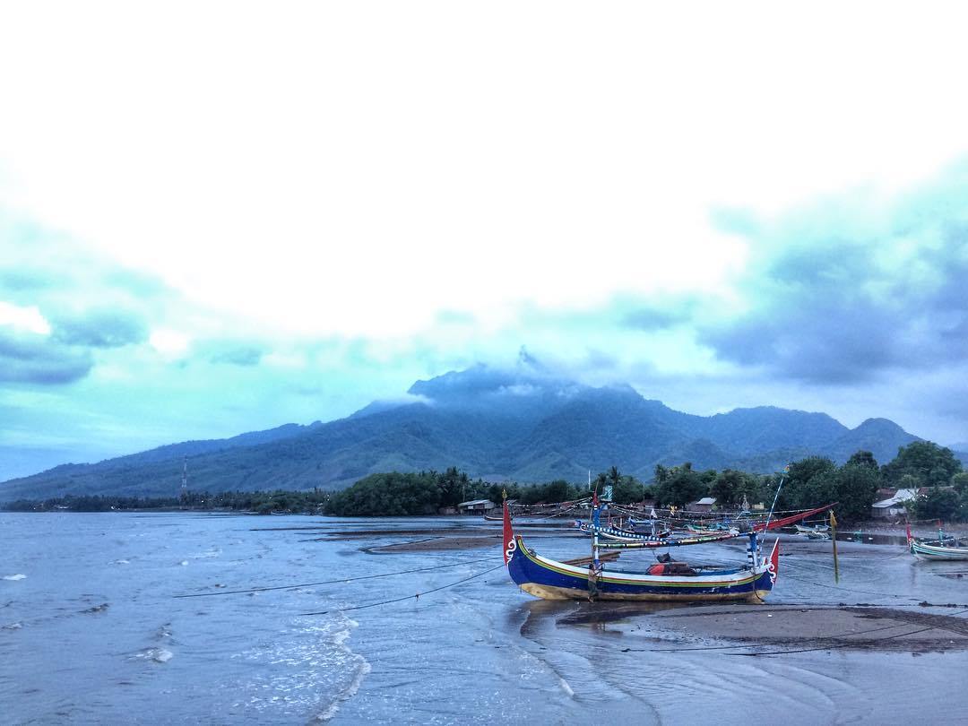 Pantai Blitok via @dwiernaisfianti26, 1. Taman Nasional Baluran, 2. Pantai Pasir Putih Situbondo, 3. Pantai Bletok, 4. Pantai Lempuyang, 5. Pantai Tangsi, 6. Pantai Keperan, 7. Pantai Pathek, 8. Pantai Tampora Situbondo, 9. Pantai Balanan, 10. Pantai Banongan, 11. Pantai Bama, 12. Wisata Kampung Blekok, 13. Pantai sejile, 14. Pantai Firdaus Banongan, 15. Bekol Savana TN Baluran, 16. Air Terjun Setancak, 17. Air Terjun Talempong, 18. Alun – Alun Situbondo, 19. Rumah Residen Besuki, 20. Puncak Ringgit, 21. Pabrik Gula Olean, 22. Monumen 1000 Km Anyer Panarukan, 23. Arung Jeram Samir Situbondo, 24. Perkebunan Kopi Kayu Mas, 25. Padang Savana Situbondo, 26. Pelabuhan Rakyat Panarukan, 27. Taman Asembagus, 28. Kolam Renang Tirta Pandawa Situbondo, 29. Pelabuhan Jangkar Situbondo, 30. Waduk Curah Cottok Situbondo, 31. Gunung Argopura, 32. Kelenteng Poo Tong Biaw Situbondo, 33. Pantai Pasir Hitam Banongan, 34. Pantai Pandean, 35. Waduk Bajulmati, 36. Bukit Cappore, 37. Pantai Bilik Situbondo, 38. Puncak Rengganis Argopuro Situbondo, 39. Padang Rumput Sikasur