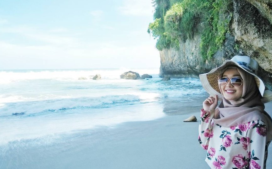 Pantai Goa Langir Sawarna via @anisayuniara, 1. Pantai Karang Bokor, 2. Pantai Pasir Putih Sawarna, 3. Curug Ciporolak, 4. Curug Cihear, 5. Curuh Kanteh, 6. Agrowisata Kebun Teh Cikuya, 7. Curug Kumpay, 8. Curug Cibangkit, 9. Curug Sipayung, 10. Situ Palayangan, 11. Pantai Talanca, 12. Wisata Seni Batik Khas Lebak, 13. Situs Cibedug, 14. Wisata Air Panas Senanghati, 15. Pantai Suka Hujan, 16. Pantai Cihara, 17. Pantai Goa Langir Sawarna, 18. Gua Seribu Candi, 19. Wisata Tapak Kaki Raksasa si Kabayan, 20. Wisata Air Panas Cipanas, 21. Wisata Kampung Baduy, 22. Pantai Karang Malang, 23. Objek Wisata Samaun’s Hill Park, 24. Pantai Ciantir, 25. Pantai Bagedur, 26. Pantai Tanjung Layar, 27. Curug Munding, 28. Situ Cicinta, 29. Curug Sata, 30. Wisata Arung Jeram Sungai Ciberang, 31. Curug Cimayang, 32. Gua Maria Bukit Kanada, 33. Alun – alun Rangkasbitung, 34. Museum Multatuli Lebak, 35. Pantai Karang Songsong