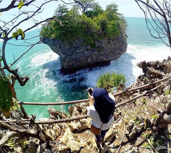 Pantai Karang Bokor, 1. Pantai Karang Bokor, 2. Pantai Pasir Putih Sawarna, 3. Curug Ciporolak, 4. Curug Cihear, 5. Curuh Kanteh, 6. Agrowisata Kebun Teh Cikuya, 7. Curug Kumpay, 8. Curug Cibangkit, 9. Curug Sipayung, 10. Situ Palayangan, 11. Pantai Talanca, 12. Wisata Seni Batik Khas Lebak, 13. Situs Cibedug, 14. Wisata Air Panas Senanghati, 15. Pantai Suka Hujan, 16. Pantai Cihara, 17. Pantai Goa Langir Sawarna, 18. Gua Seribu Candi, 19. Wisata Tapak Kaki Raksasa si Kabayan, 20. Wisata Air Panas Cipanas, 21. Wisata Kampung Baduy, 22. Pantai Karang Malang, 23. Objek Wisata Samaun’s Hill Park, 24. Pantai Ciantir, 25. Pantai Bagedur, 26. Pantai Tanjung Layar, 27. Curug Munding, 28. Situ Cicinta, 29. Curug Sata, 30. Wisata Arung Jeram Sungai Ciberang, 31. Curug Cimayang, 32. Gua Maria Bukit Kanada, 33. Alun – alun Rangkasbitung, 34. Museum Multatuli Lebak, 35. Pantai Karang Songsong