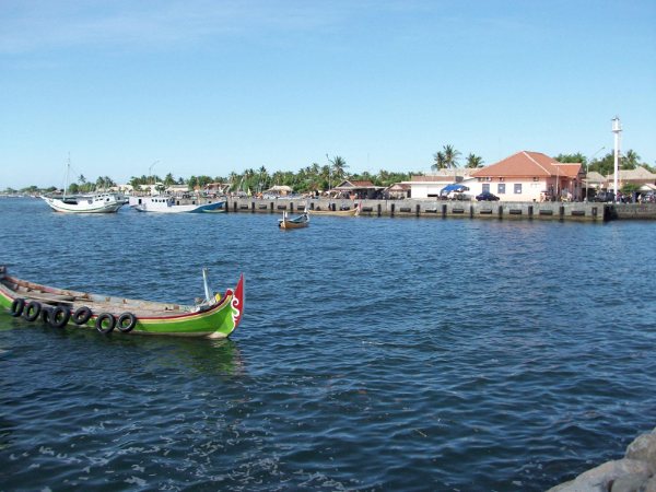 Pantai Keperan via Panduanwisata, 1. Taman Nasional Baluran, 2. Pantai Pasir Putih Situbondo, 3. Pantai Bletok, 4. Pantai Lempuyang, 5. Pantai Tangsi, 6. Pantai Keperan, 7. Pantai Pathek, 8. Pantai Tampora Situbondo, 9. Pantai Balanan, 10. Pantai Banongan, 11. Pantai Bama, 12. Wisata Kampung Blekok, 13. Pantai sejile, 14. Pantai Firdaus Banongan, 15. Bekol Savana TN Baluran, 16. Air Terjun Setancak, 17. Air Terjun Talempong, 18. Alun – Alun Situbondo, 19. Rumah Residen Besuki, 20. Puncak Ringgit, 21. Pabrik Gula Olean, 22. Monumen 1000 Km Anyer Panarukan, 23. Arung Jeram Samir Situbondo, 24. Perkebunan Kopi Kayu Mas, 25. Padang Savana Situbondo, 26. Pelabuhan Rakyat Panarukan, 27. Taman Asembagus, 28. Kolam Renang Tirta Pandawa Situbondo, 29. Pelabuhan Jangkar Situbondo, 30. Waduk Curah Cottok Situbondo, 31. Gunung Argopura, 32. Kelenteng Poo Tong Biaw Situbondo, 33. Pantai Pasir Hitam Banongan, 34. Pantai Pandean, 35. Waduk Bajulmati, 36. Bukit Cappore, 37. Pantai Bilik Situbondo, 38. Puncak Rengganis Argopuro Situbondo, 39. Padang Rumput Sikasur