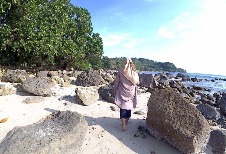 Pantai Hideung via @rialetariani, Tempat Wisata di Pandeglang Paling Hits, Wisata Sejarah di Pandeglang  , Wisata Religi di Pandeglang, Tempat Wisata di Pandeglang yang Lainnya, Tempat Wisata di Sekitar Pandeglang