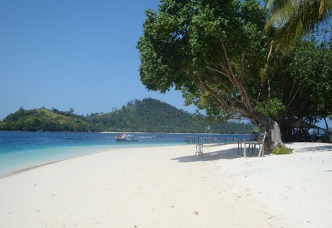 Pantai Labuan, 1. Taman Wisata MBS, 2. Aqualand Serang, 3. Pantai Cibereum Anyer, 4. Pantai Marbella Anyer, 5. Pantai Sambolo, 6. Pantai Anyer, 7. Rumah Hutan Cilowong, 8. Pulau Lima, 9. Napak Tilas Kerajaan Islam di Serang Banten, 10. Pantai Marina Anyer, 11. Pantai Florida Indah Anyer, 12. Pantai Jambu, 13. Pantai Karang Bolong, 14. Pulau Tunda, 15. Curug Leuwibumi, 16. Situ Rawa Arum, 17. Pulau Sangiang, 18. Pantai Lontar, 19. Vihara Avalokitesvara, 20. Wisata Agro Bukit Waruwangi, 21. Pantai Labuan, 22. Danau Rowa Dano, 23. Cagar Alam Pulau Dua, 24. Danau Tasikardi, 25. Hutan Kayu Putih Kragilan, 26. Gunung Pinang, 27. Masjid Tanpa Kubah, Masjid Pecinan Tinggi, 28. Danau Kaolin Bekas Tambang Pasir Ciomas, 29. Arung Jeram Tubing Cikalumpang, 30. Pemandian Cirahab – Curug Goong, 31. Curug Cigumawang, 32. Curug Leuwi Tomo, 33. Benteng Speelwijk, 34. Alun-alun Barat Kota Serang Banten, 35. Pantai Gopek Karangantu, 36. Kerkhoff, 37. Situs Banten Girang, 38. Museum Negeri Banten, 39. Taman Rekreasi Wulandira, 40. Curug Cikotak, 41. Curug Sawer, 42. Masjid Agung Banten, 42. Pos Pengamatan Gunungapi Krakatau (Pasauran), 44. Goa Cilayang, 45. Curug Betung